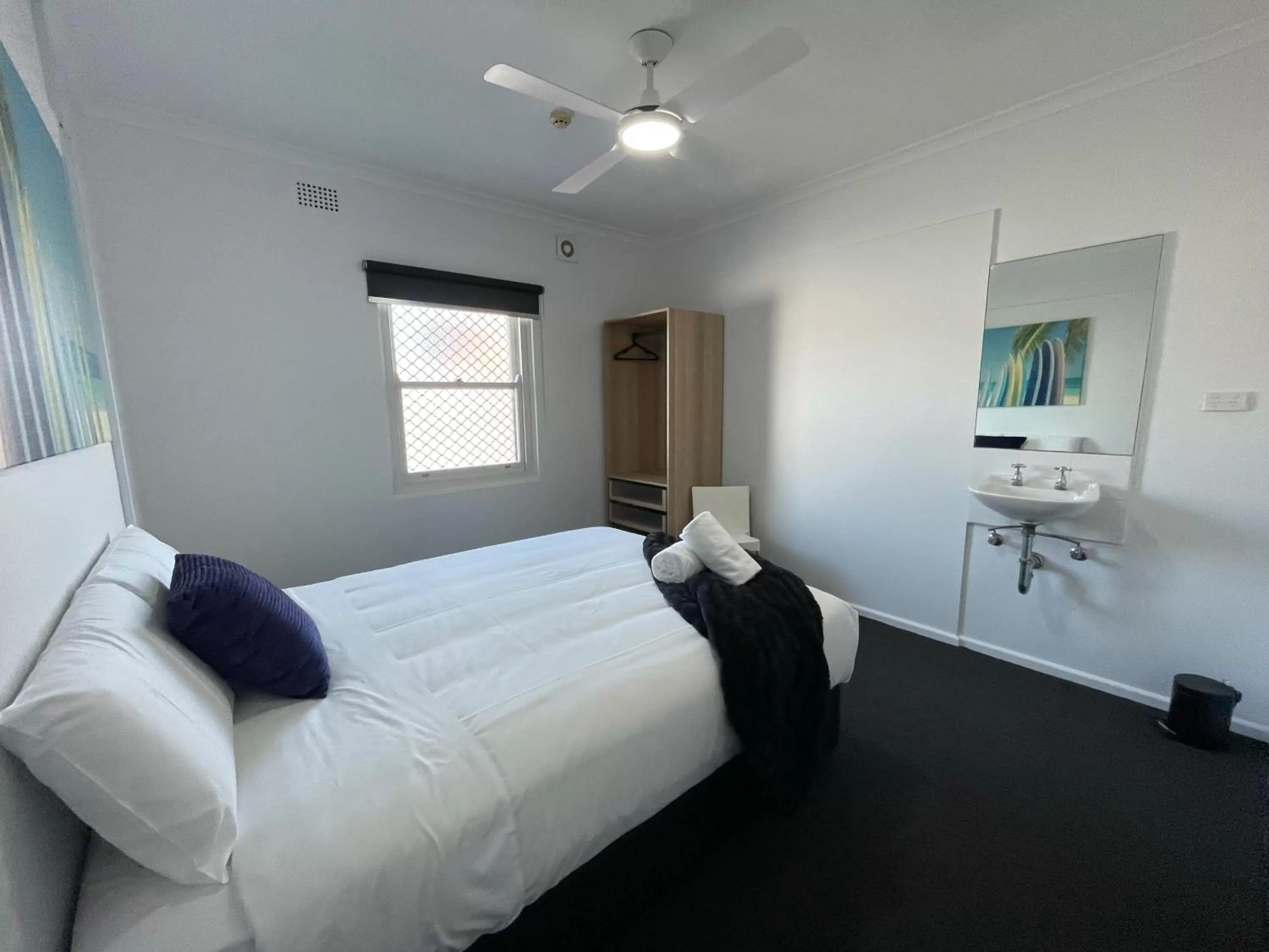 Queen Room with Shared Bathroom in Plantation Hotel Coffs Harbour