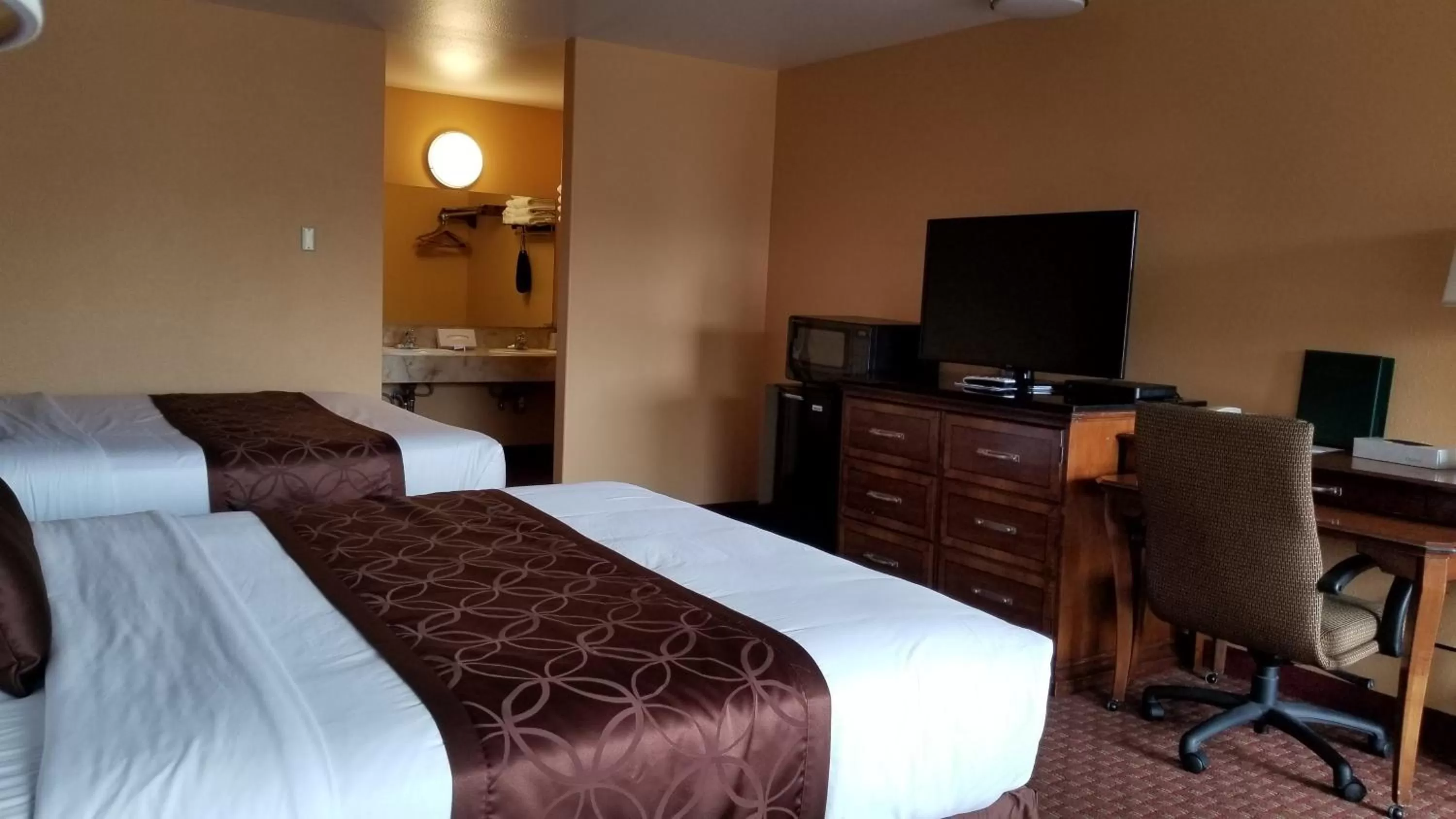 Queen Room in Forks Motel