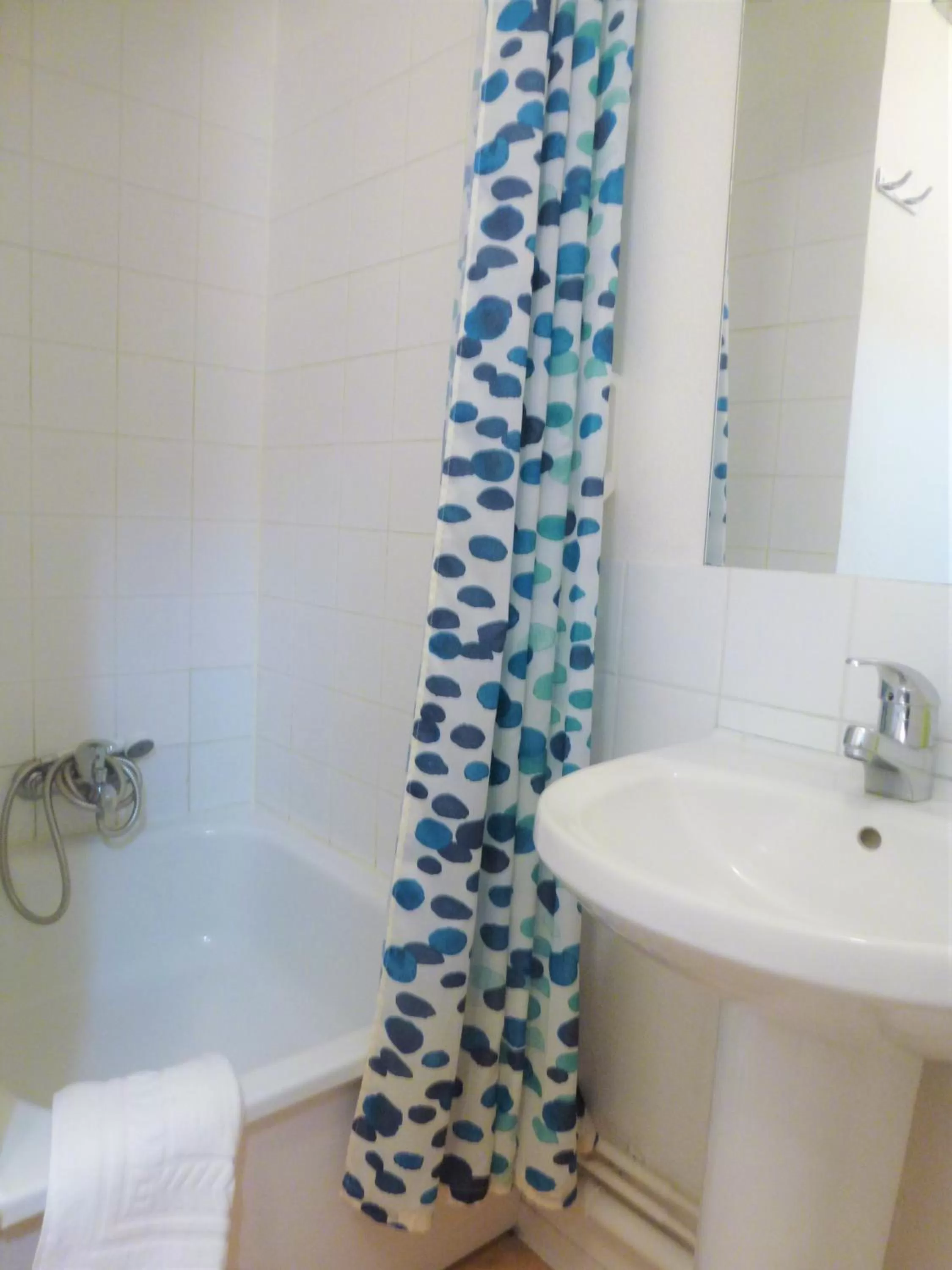 Economy Double Room with carpet floor  in Appart'Hôtel Lauréades Clermont-Ferrand Centre Jaude