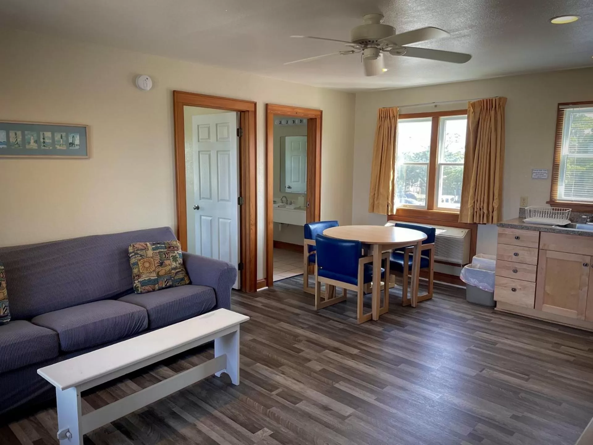 Queen Suite with Pool View in Pony Island Inn