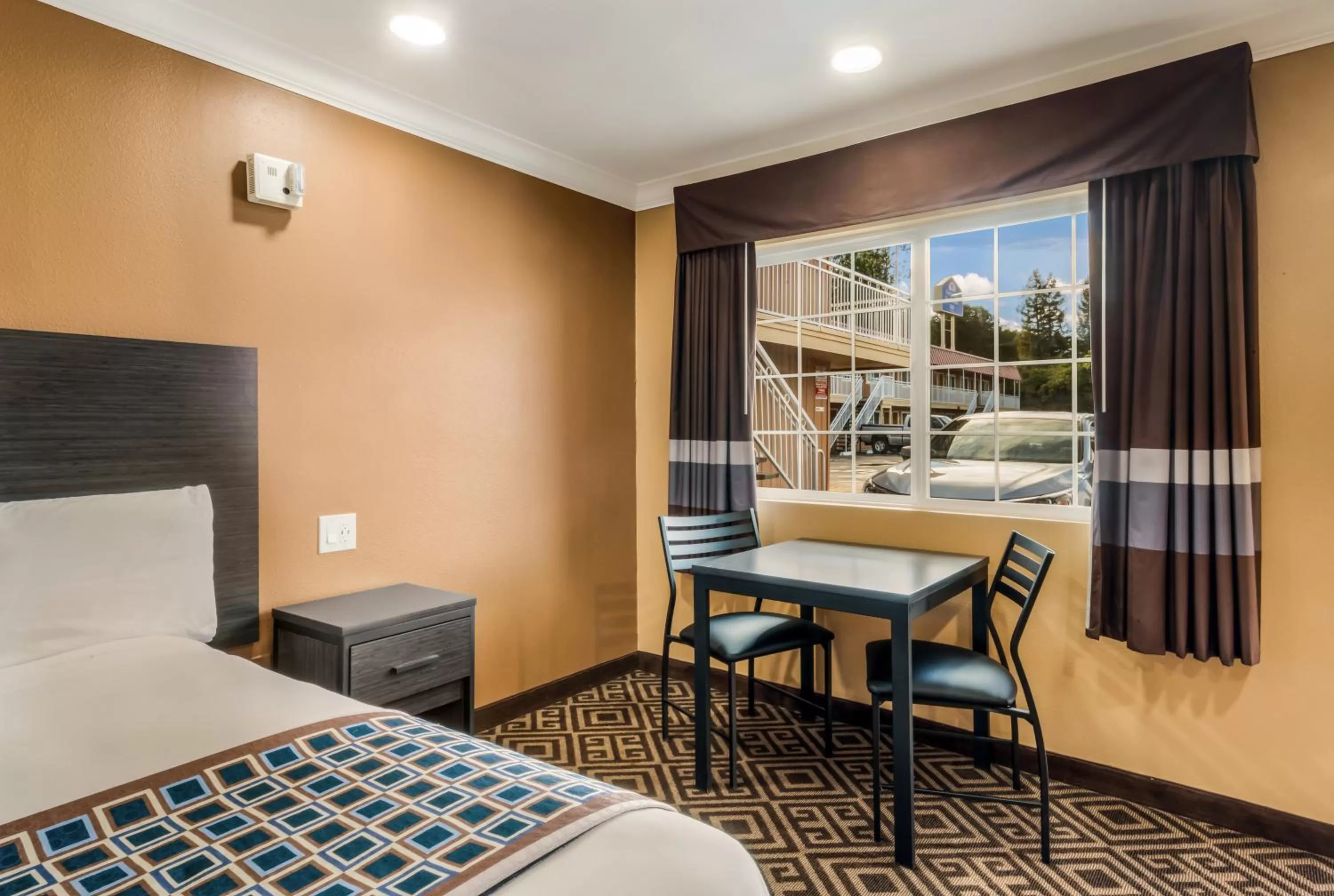 King Room - Disability Access in Americas Best Value Inn - Ukiah
