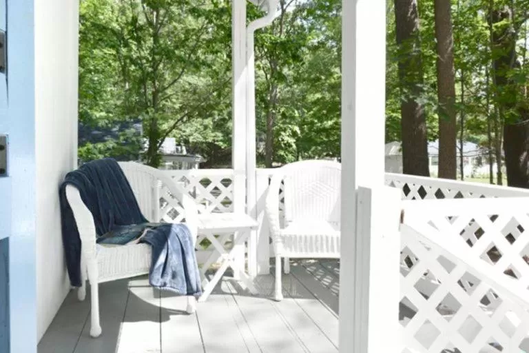 Deluxe King Room in 2 River Road Inn Cottages