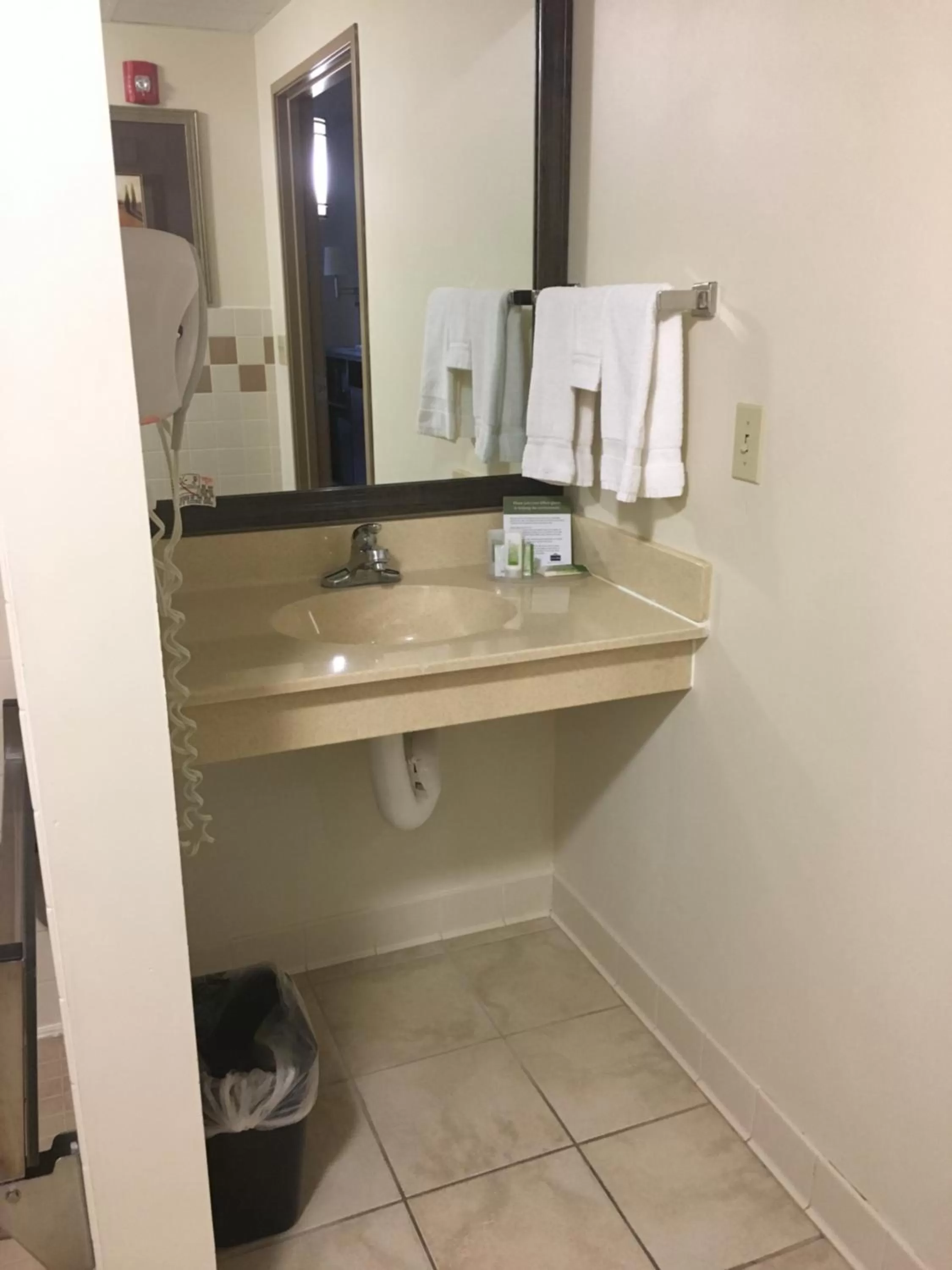 Deluxe Queen Room - Mobility Access/Non-Smoking in AmericInn by Wyndham Monmouth