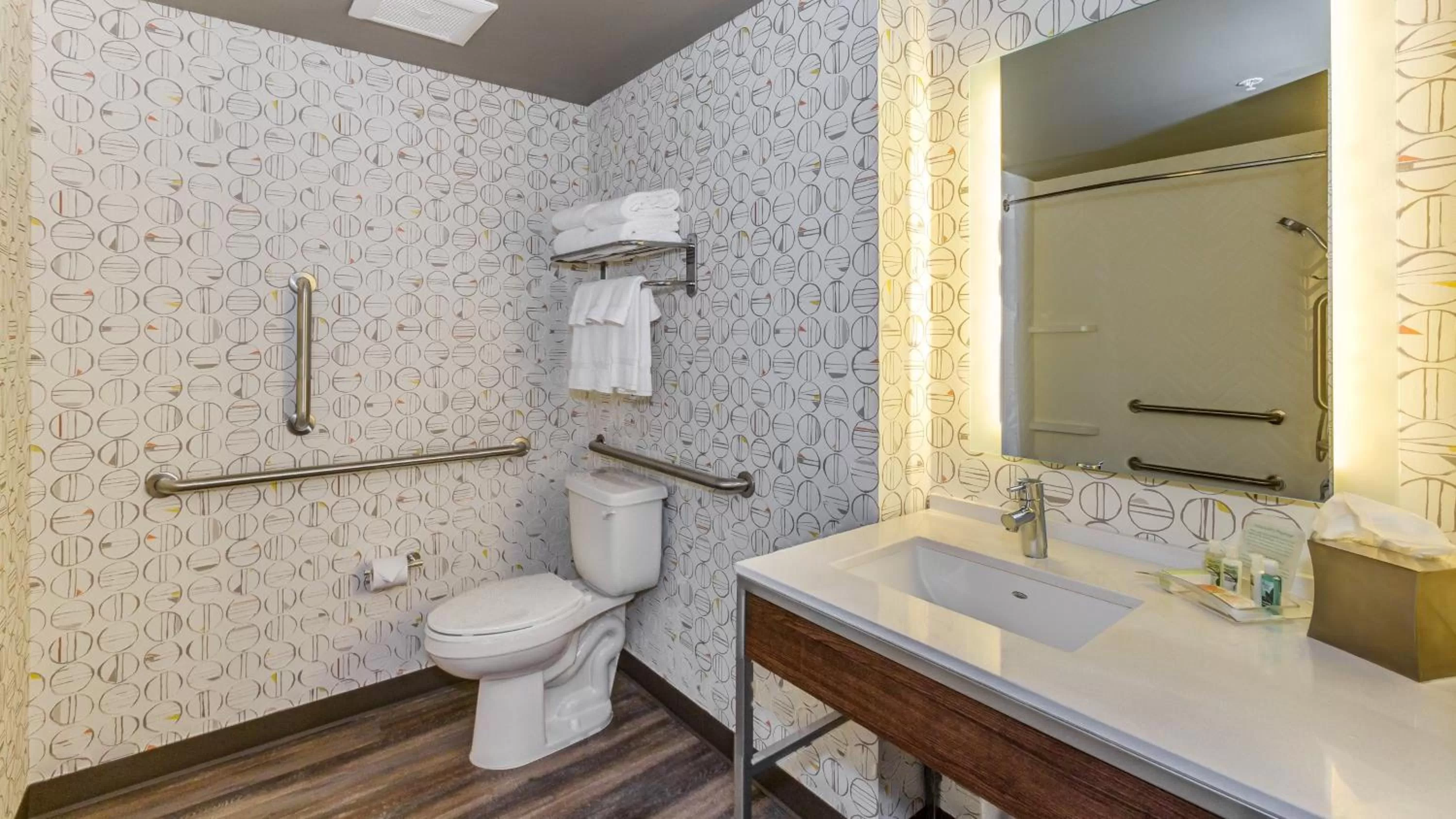 Twin Room - Mobility Access with Bath Tub in Holiday Inn & Suites Bellingham by IHG