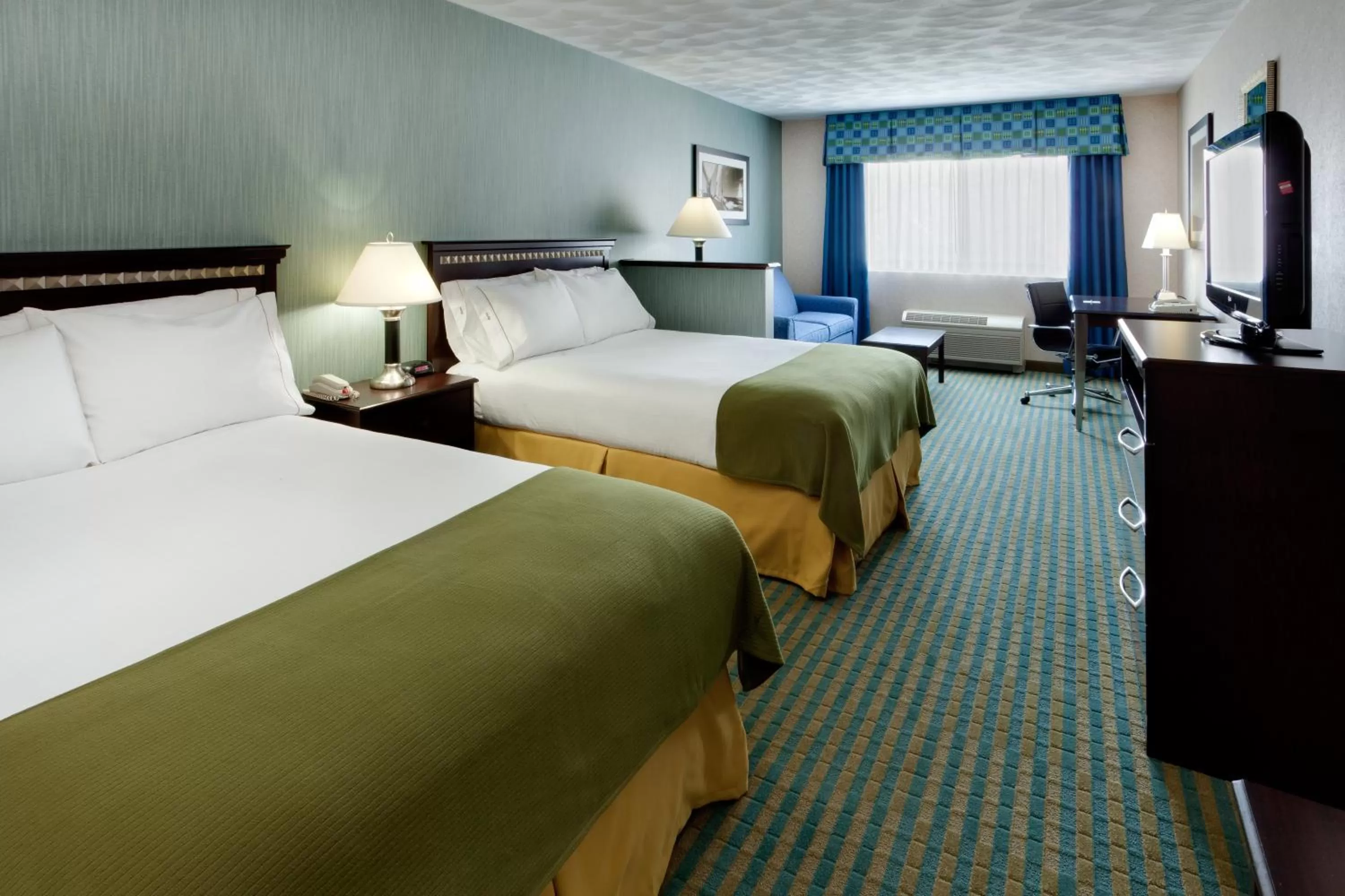 Standard Queen Room with Two Queen Beds and Mobility Accessible Tub in Holiday Inn Express & Suites Smithfield - Providence by IHG