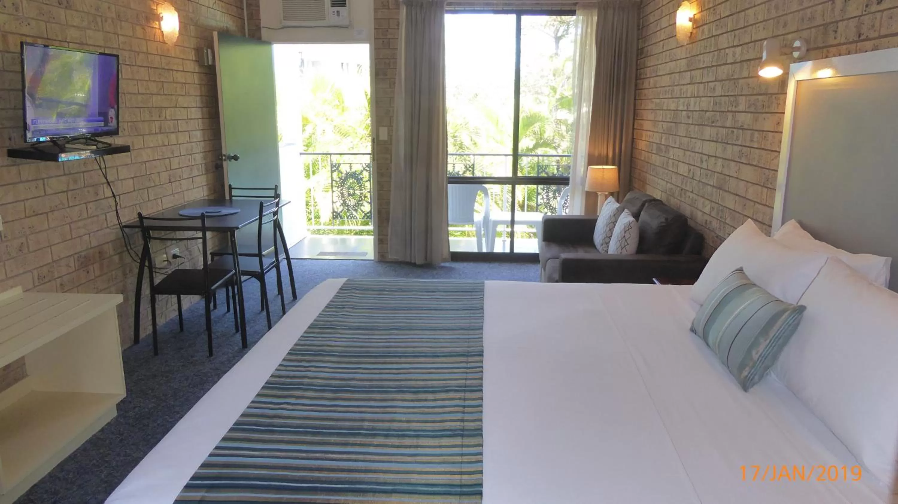 Queen Suite - Non-Smoking in Tower Court Motel - adults only haven