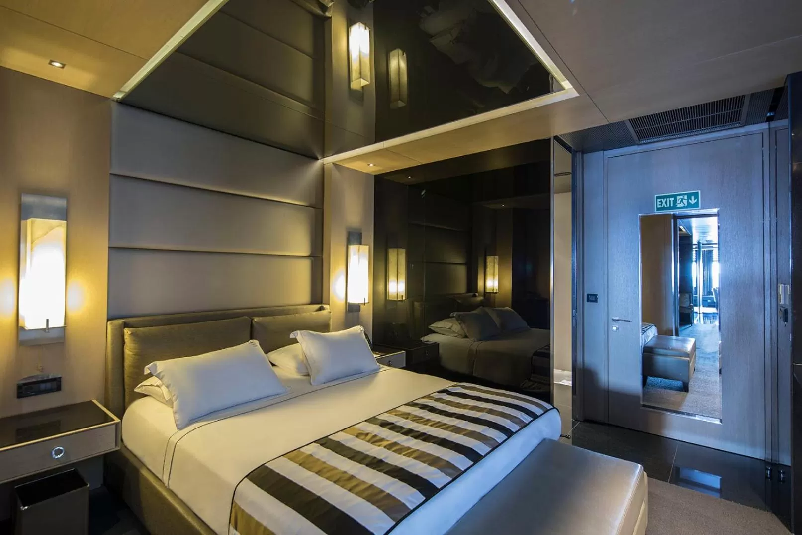 Bedroom, Bed in Key Hotel