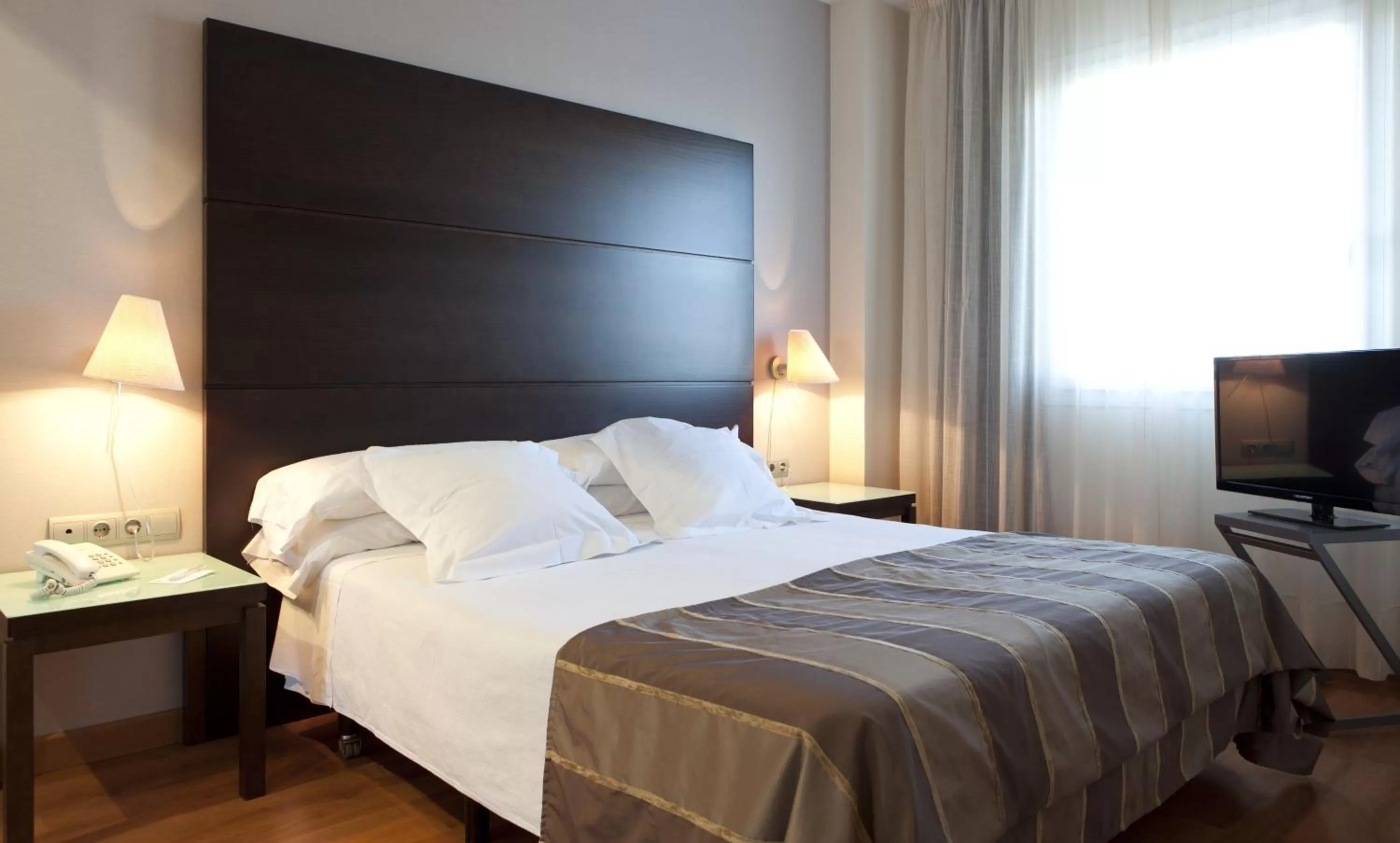 Family Room (3 Adults + 1 Child) in Vértice Sevilla Aljarafe