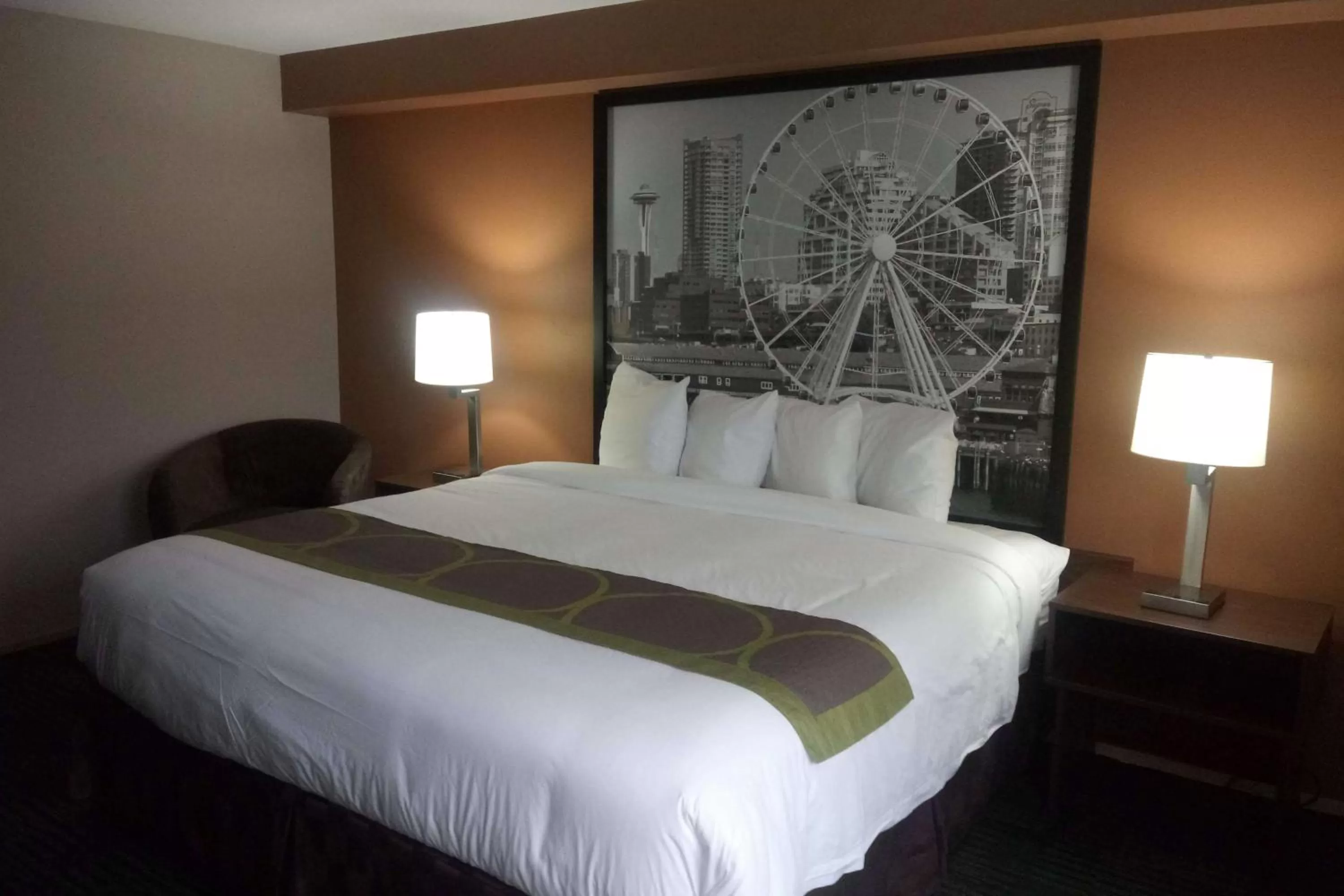 Deluxe King Room - Non-Smoking in Super 8 by Wyndham Lynnwood