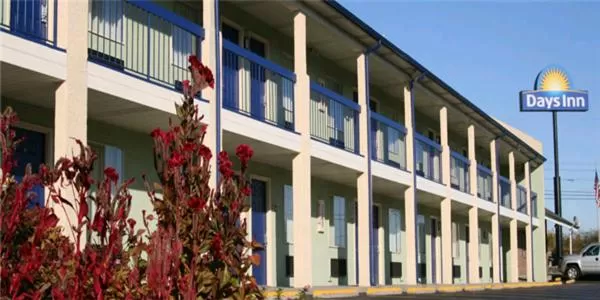 King Room with Bath Tub - Mobility Accessible/Non-Smoking in Days Inn by Wyndham Nashville N Opryland/Grand Ole Opry