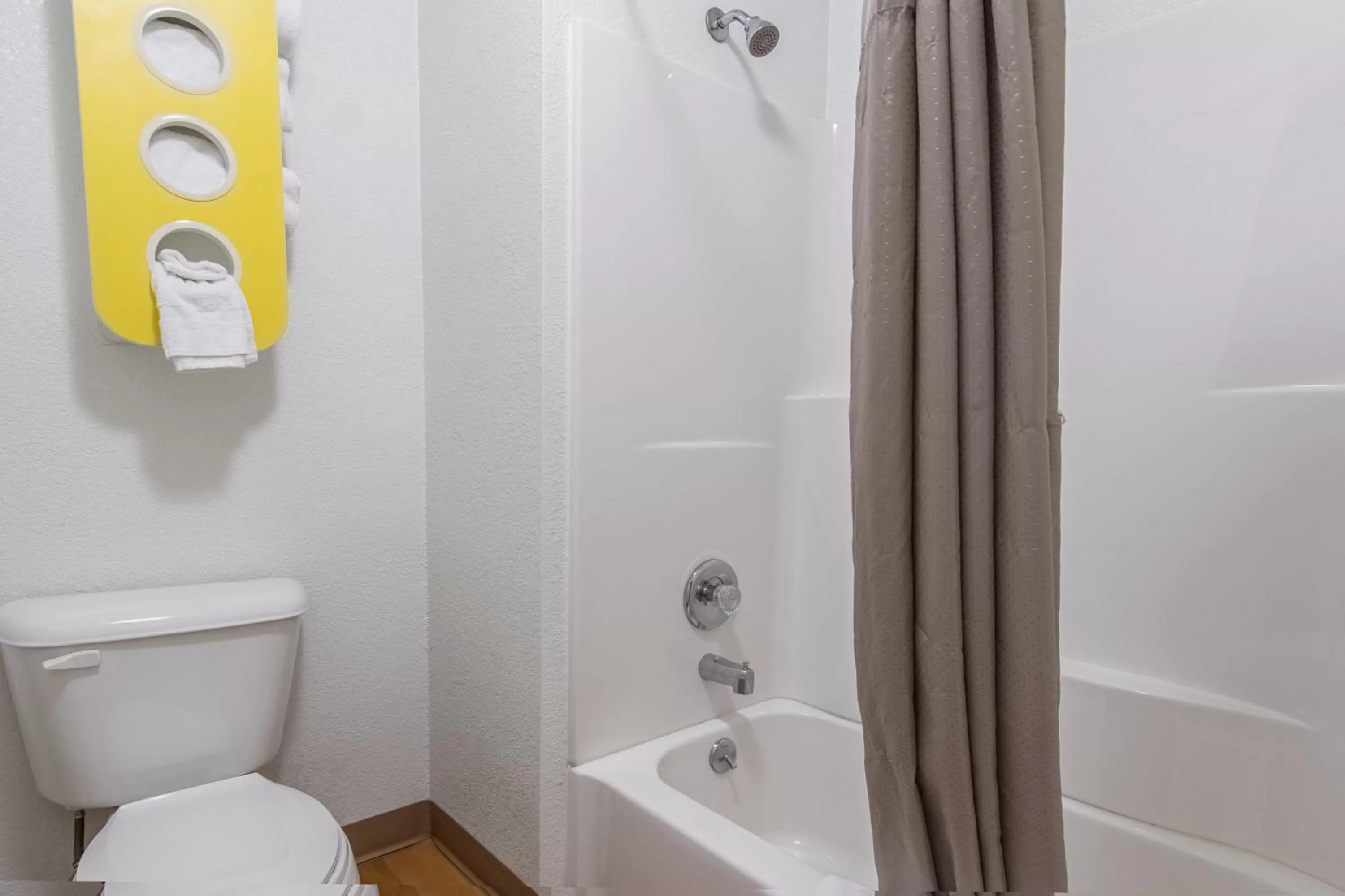 Deluxe Quadruple Room - Smoking in Motel 6 Bakersfield