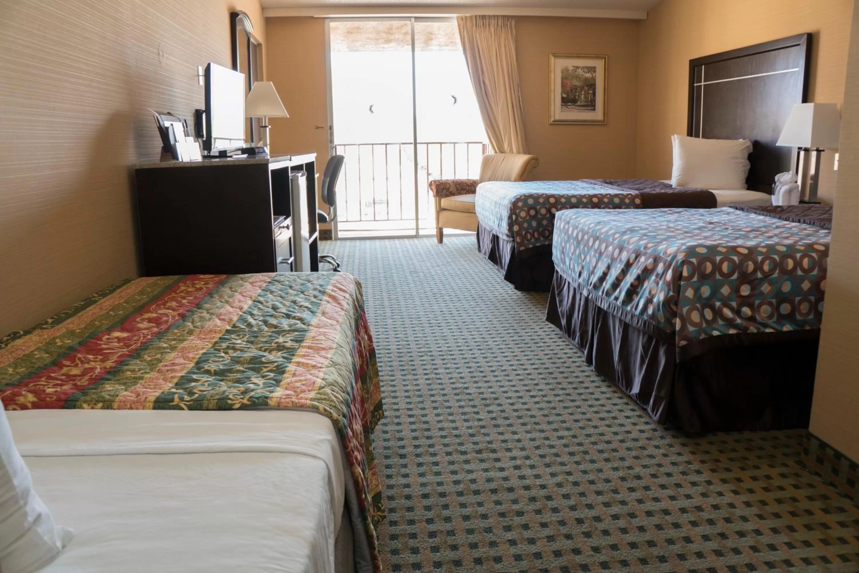 Family Room with Balcony in California Inn Barstow