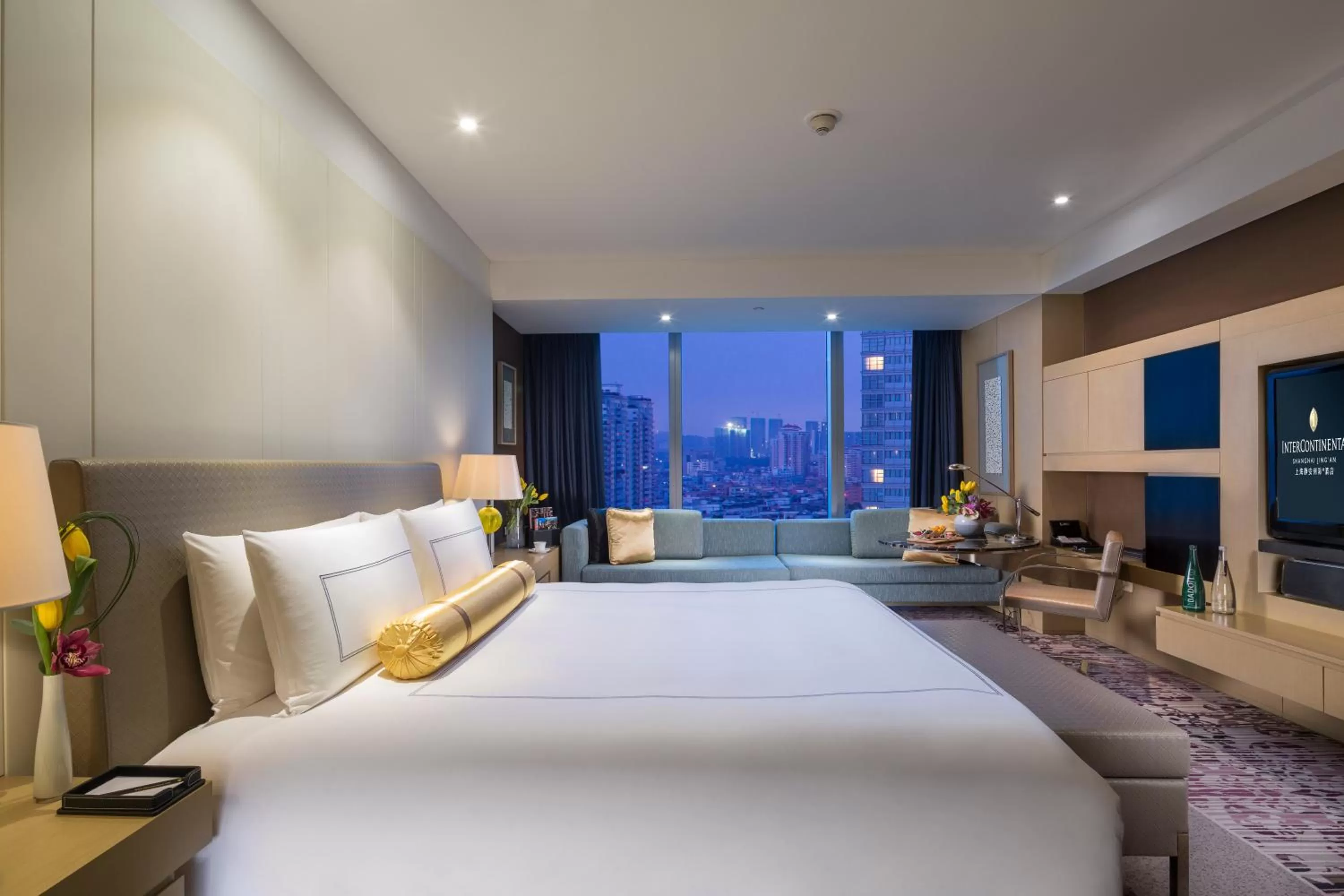 Classic King Room with City View in InterContinental Shanghai Jing' An by IHG