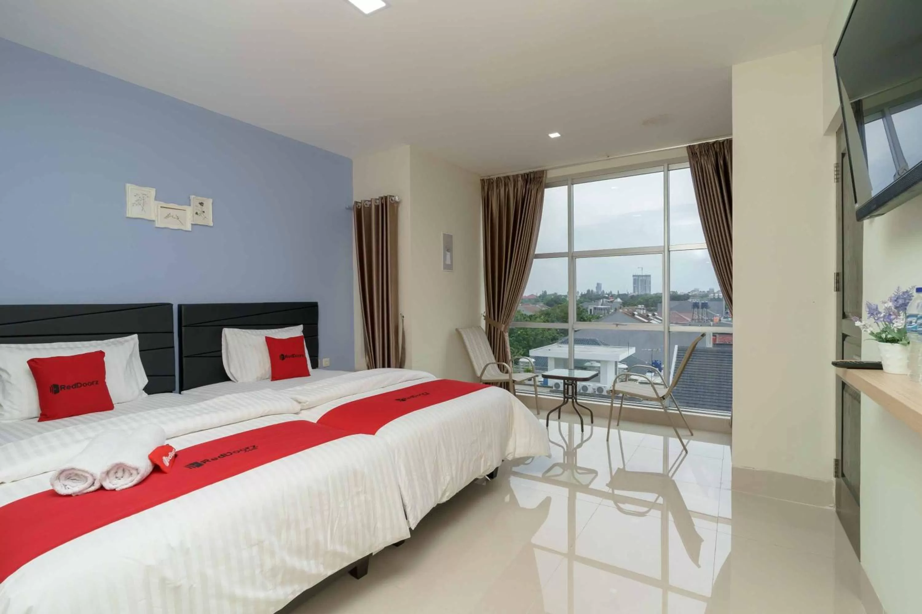 Deluxe Double or Twin Room in RedDoorz Plus near Eka Hospital BSD 5