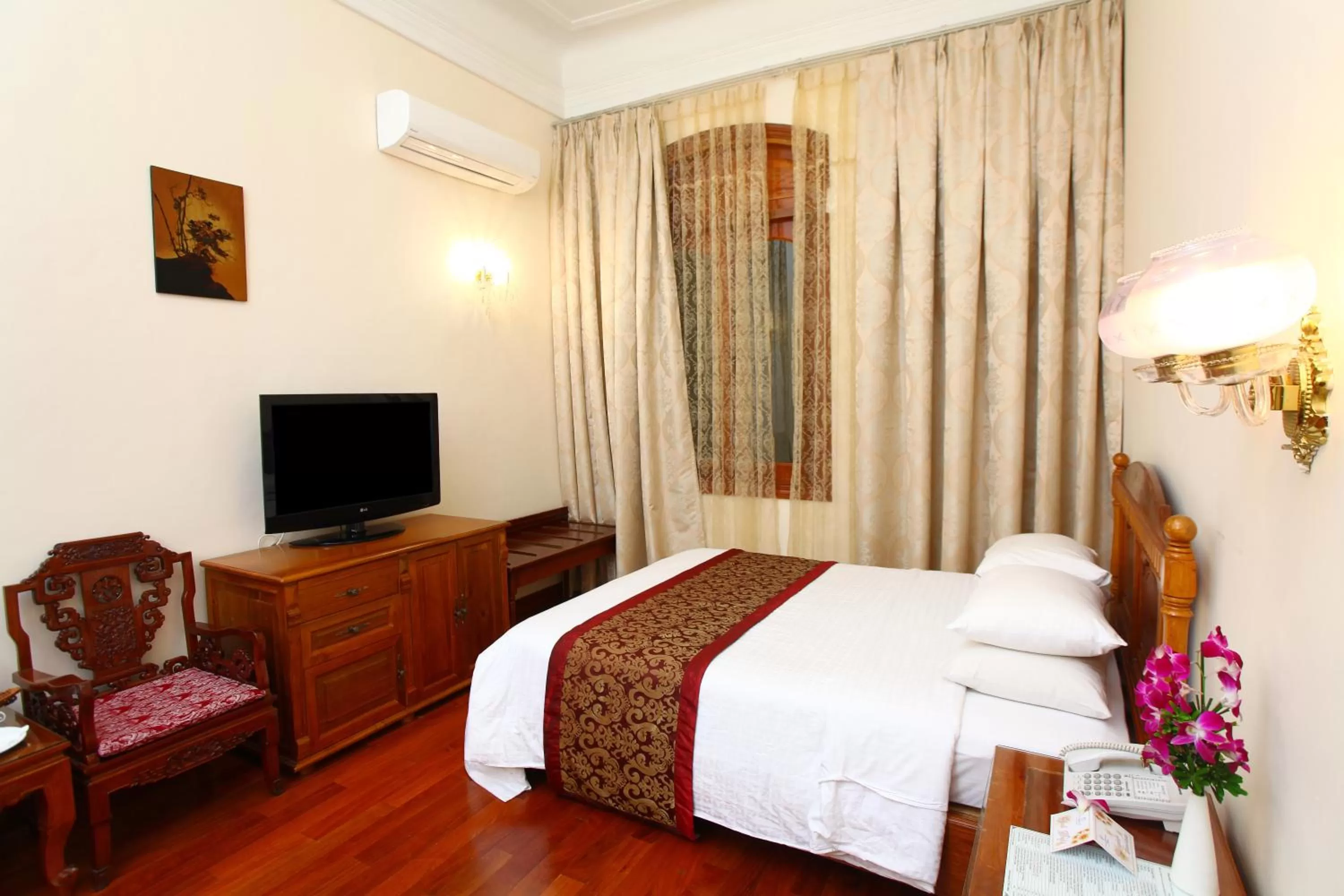 Superior Room in Hotel Continental Saigon