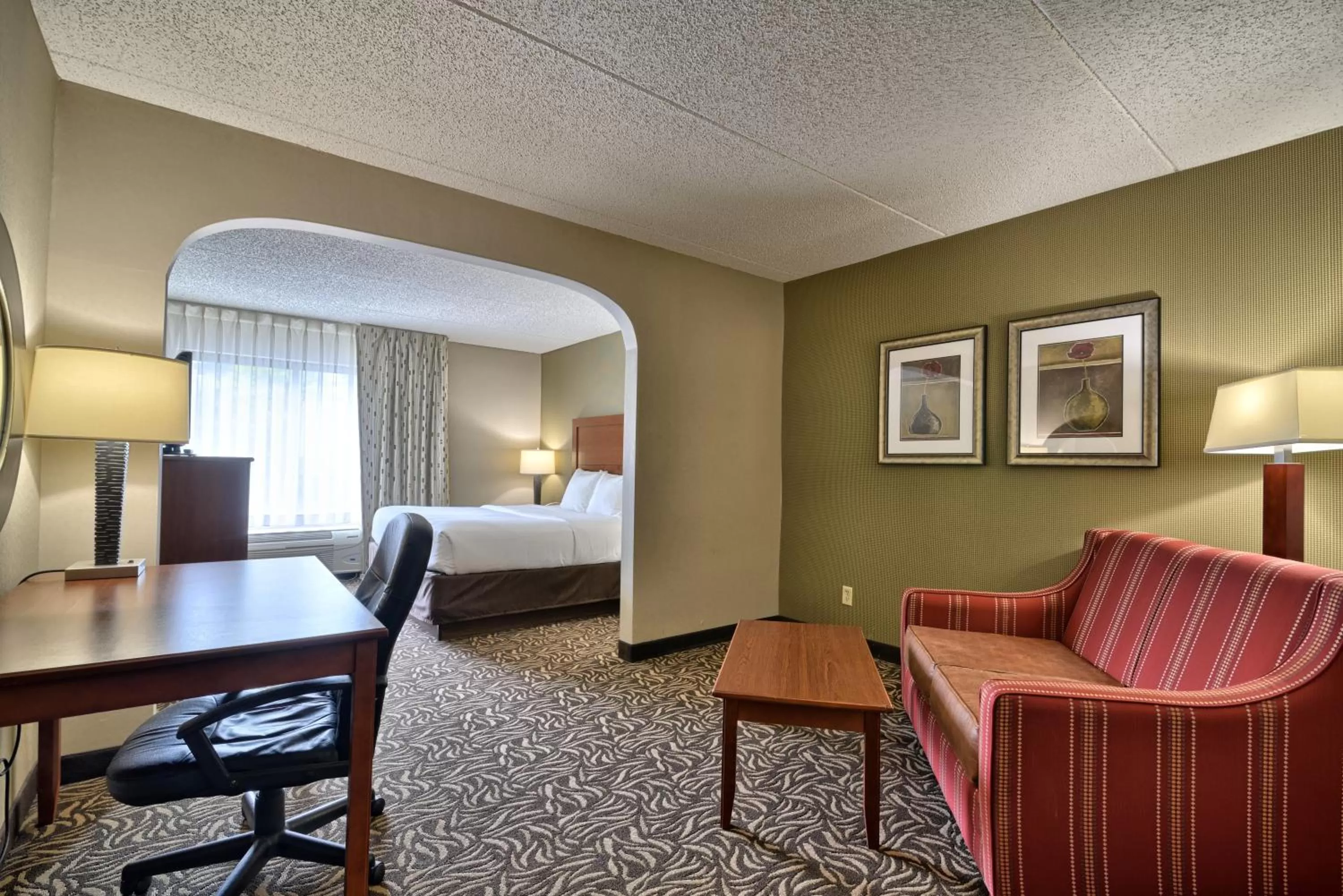 King Suite - Non-Smoking in Clarion Inn & Suites Cortland - University Area