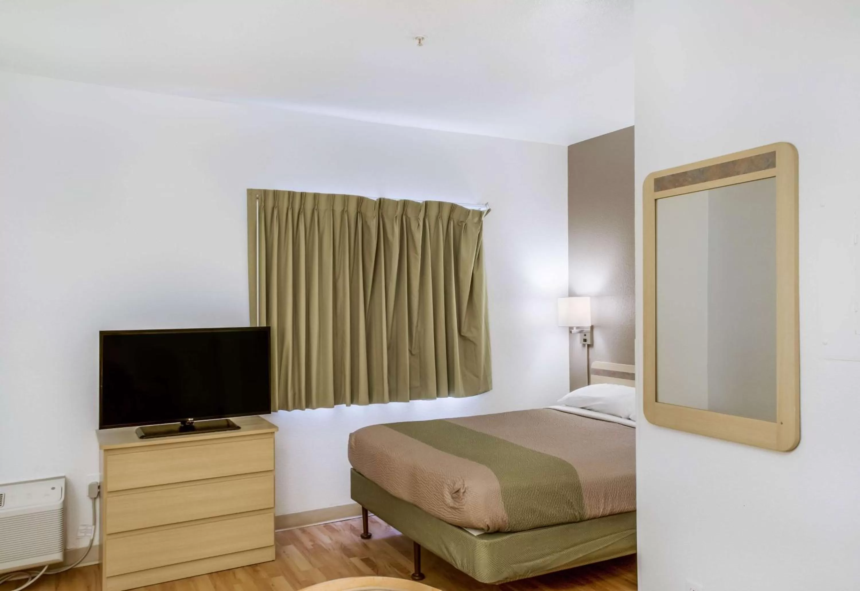 Deluxe Queen Room - single occupancy - Non-Smoking in Motel 6 Fishers, In - Indianapolis