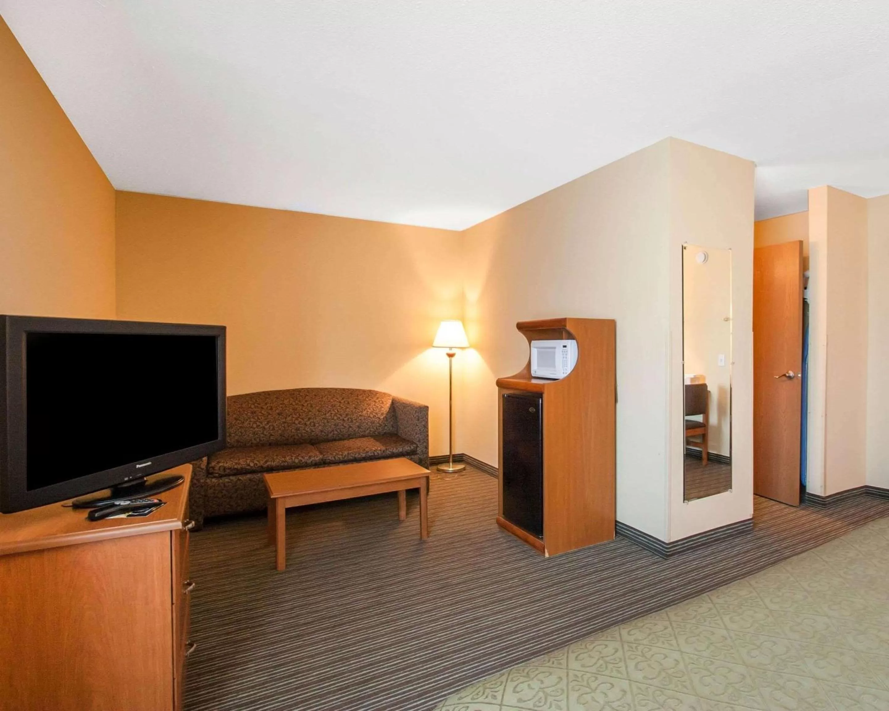King Room - Accessible/Non-Smoking in Quality Inn Joplin I-44