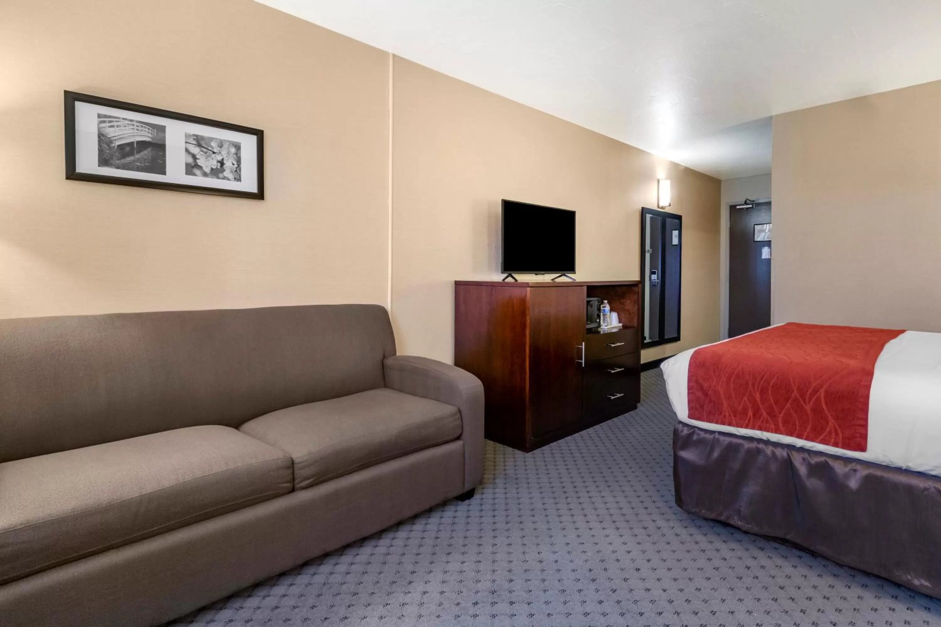 Queen Room with Sofa Bed in Comfort Inn Kent - Seattle