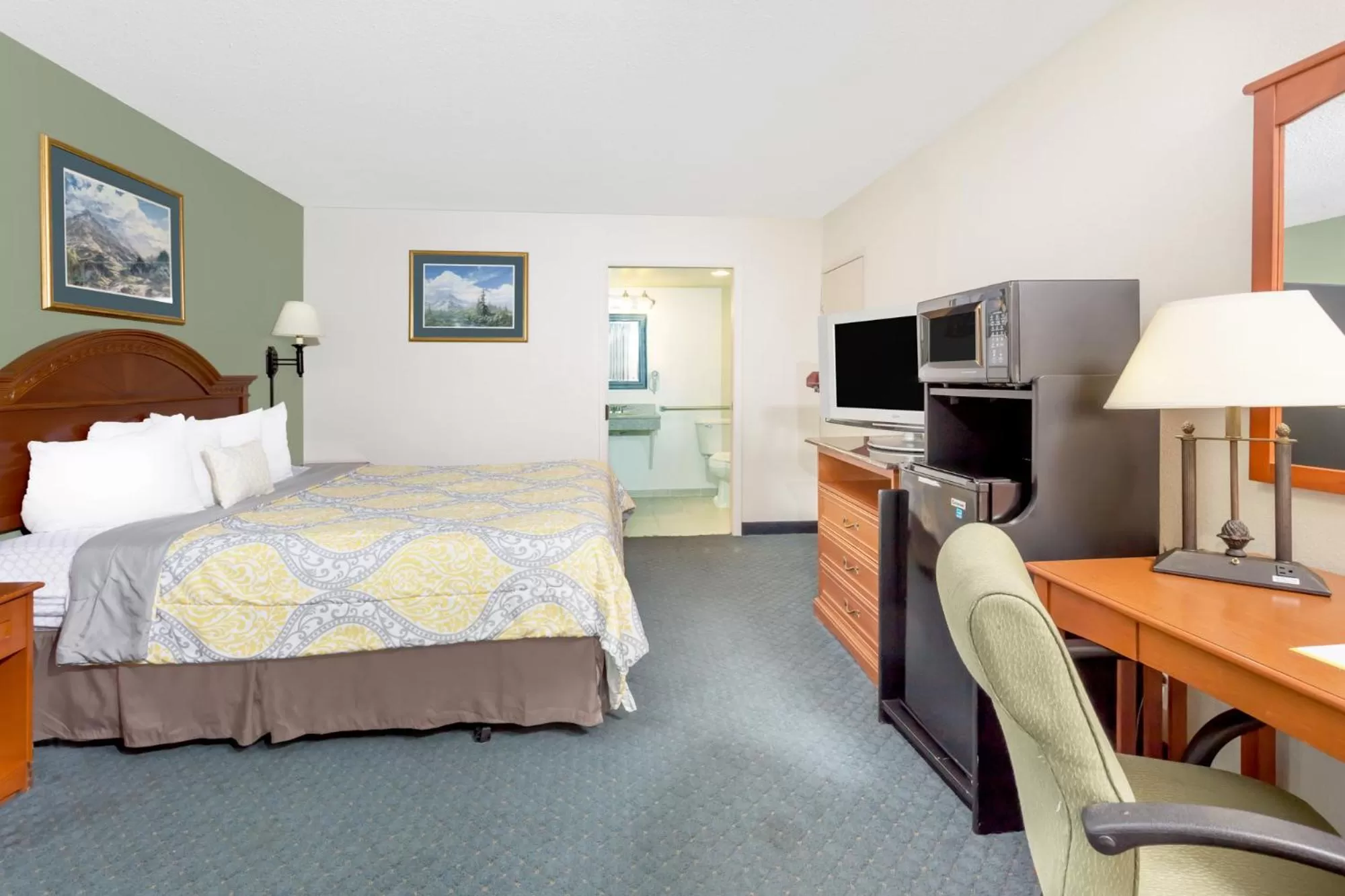 King Room - Disability Access/Non-Smoking in Days Inn by Wyndham Cedar Falls- University Plaza