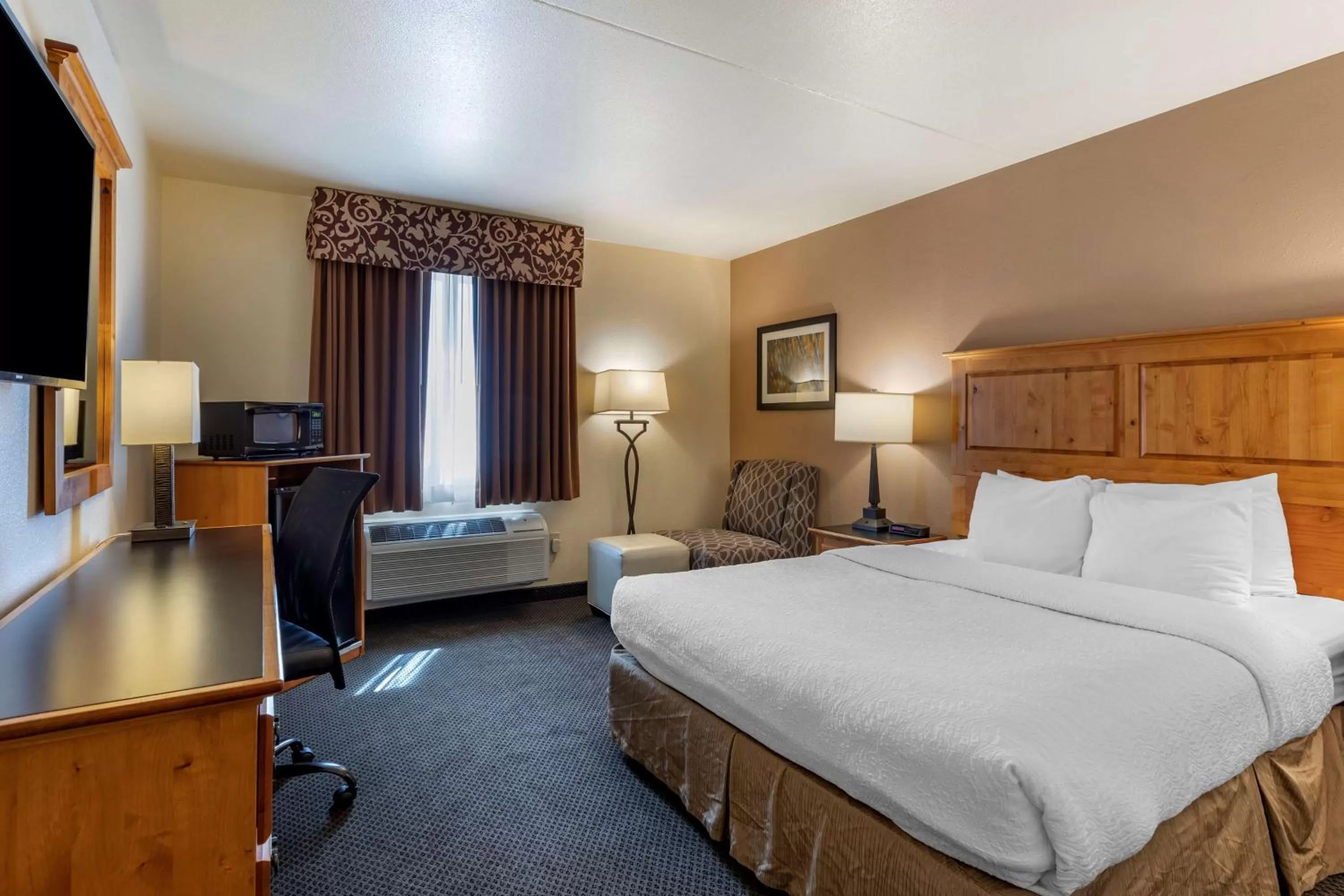 King Room with Roll-In Shower - Disability Access in Best Western Brighton Inn