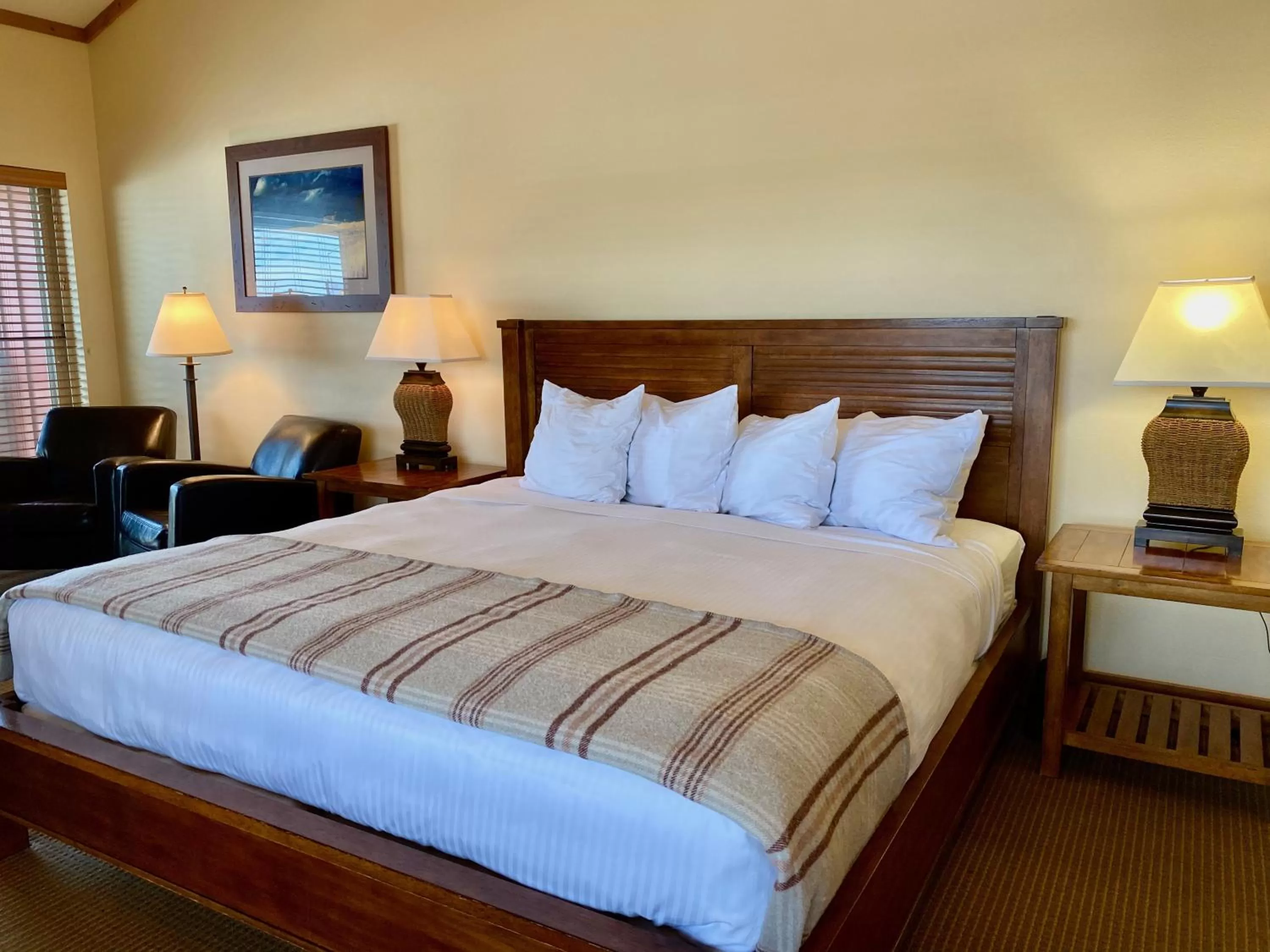 Deluxe King with Vaulted Ceilings in Cousin's Country Inn