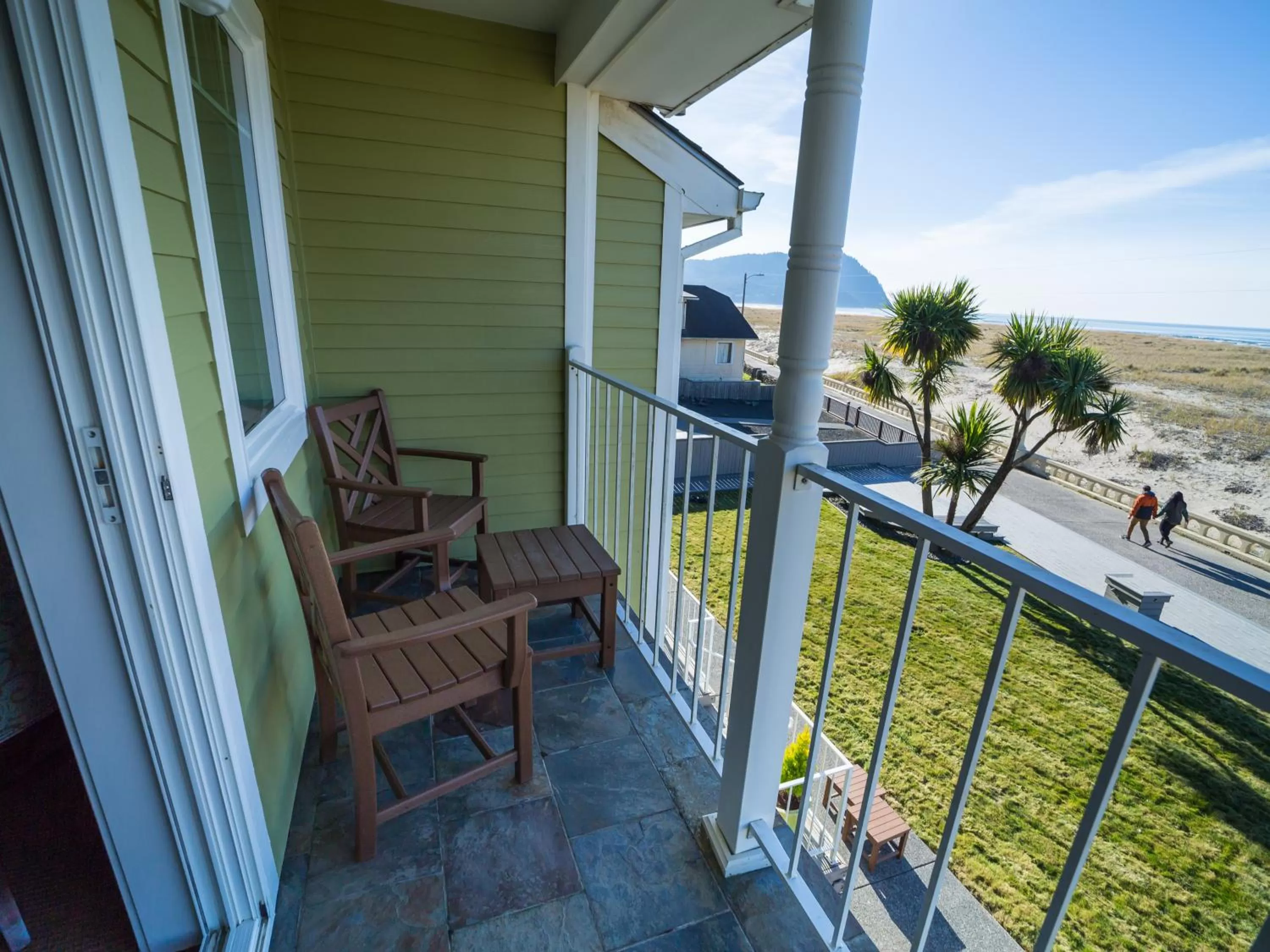 Oceanfront Queen in Inn of the Four Winds Seaside Oceanfront