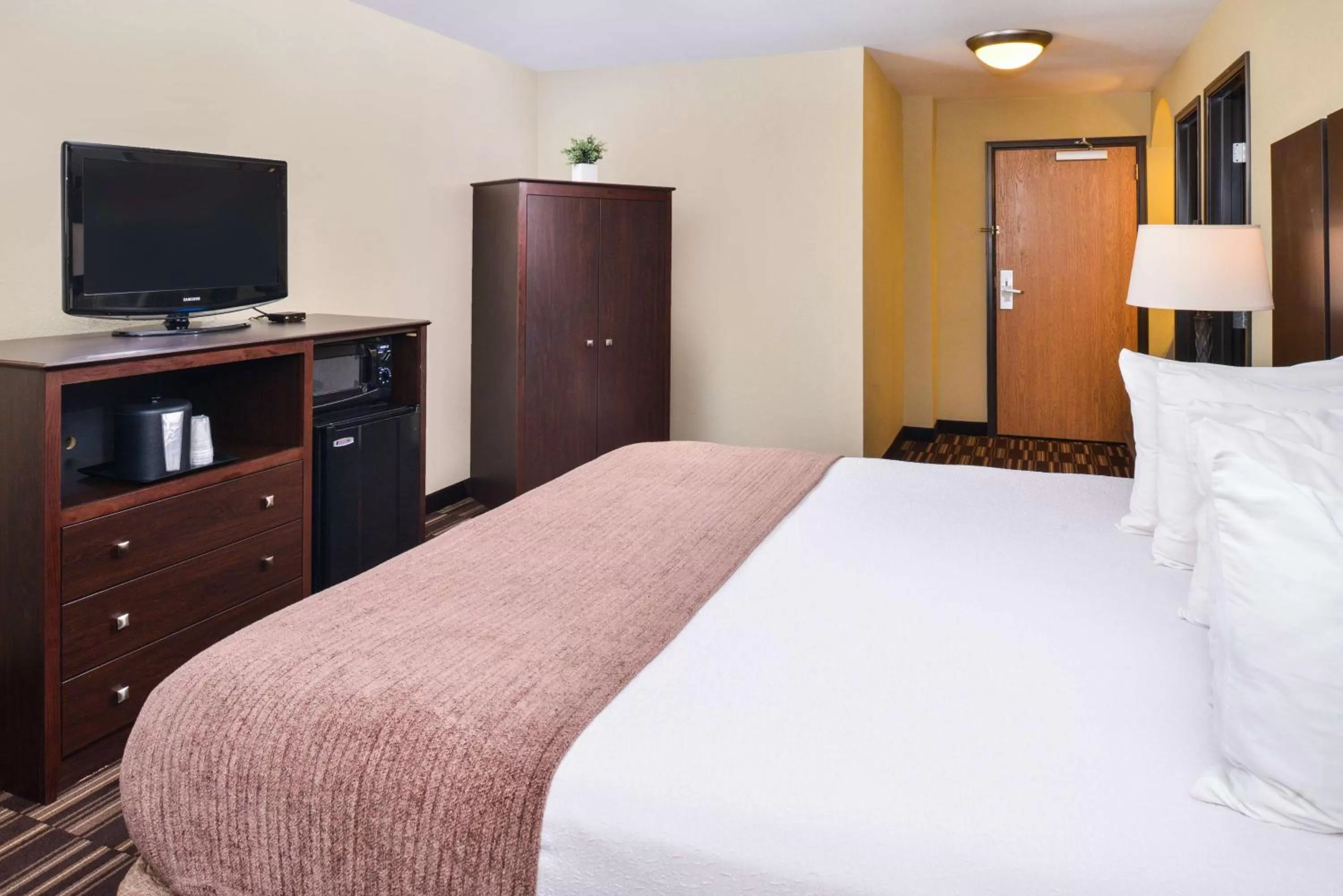 Two-Bedroom Suite - Non-Smoking in Best Western Sundowner