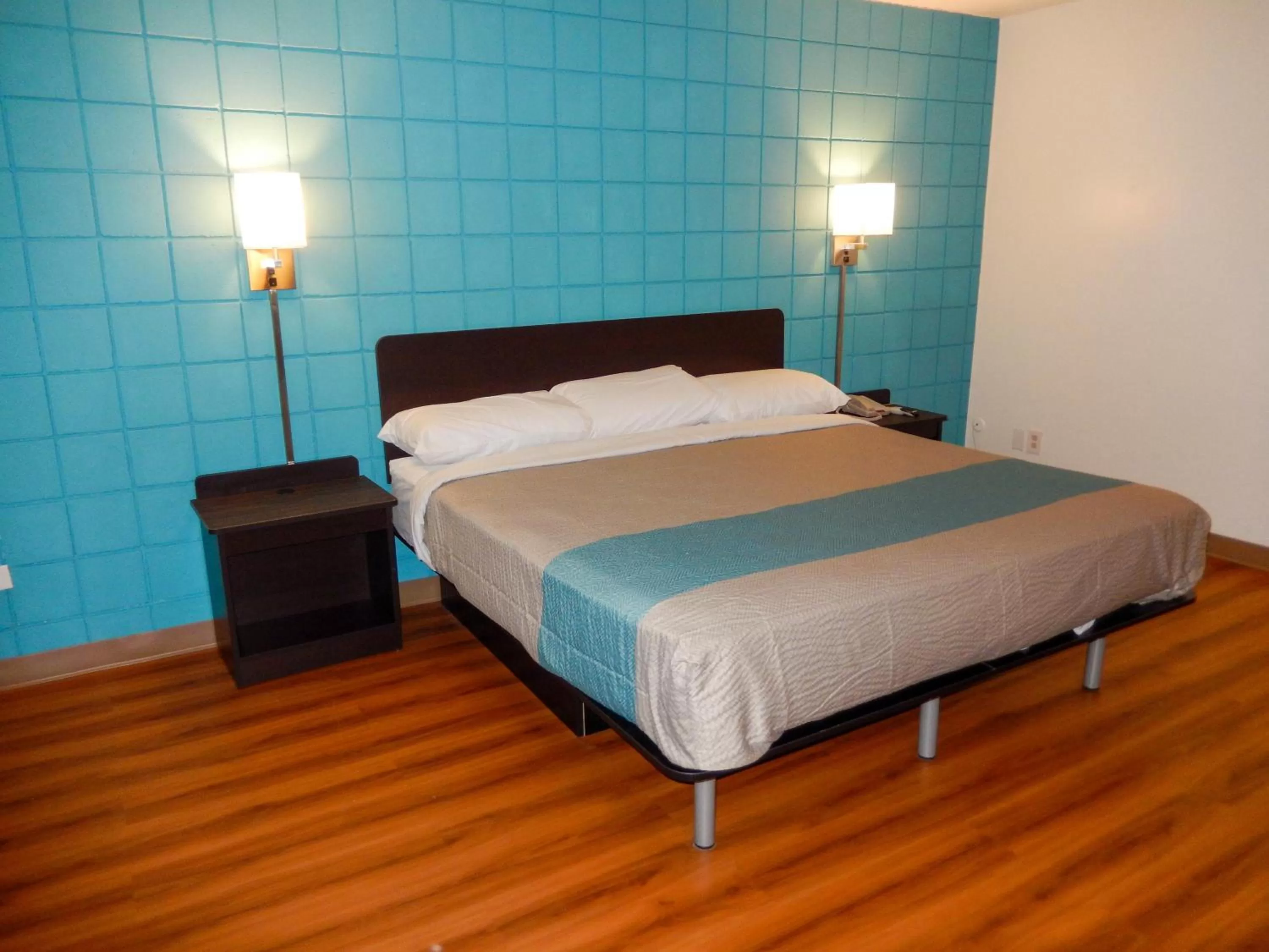 King Room - Non-Smoking in Motel 6-Somers Point, NJ - Ocean City - Wild Wood Beach