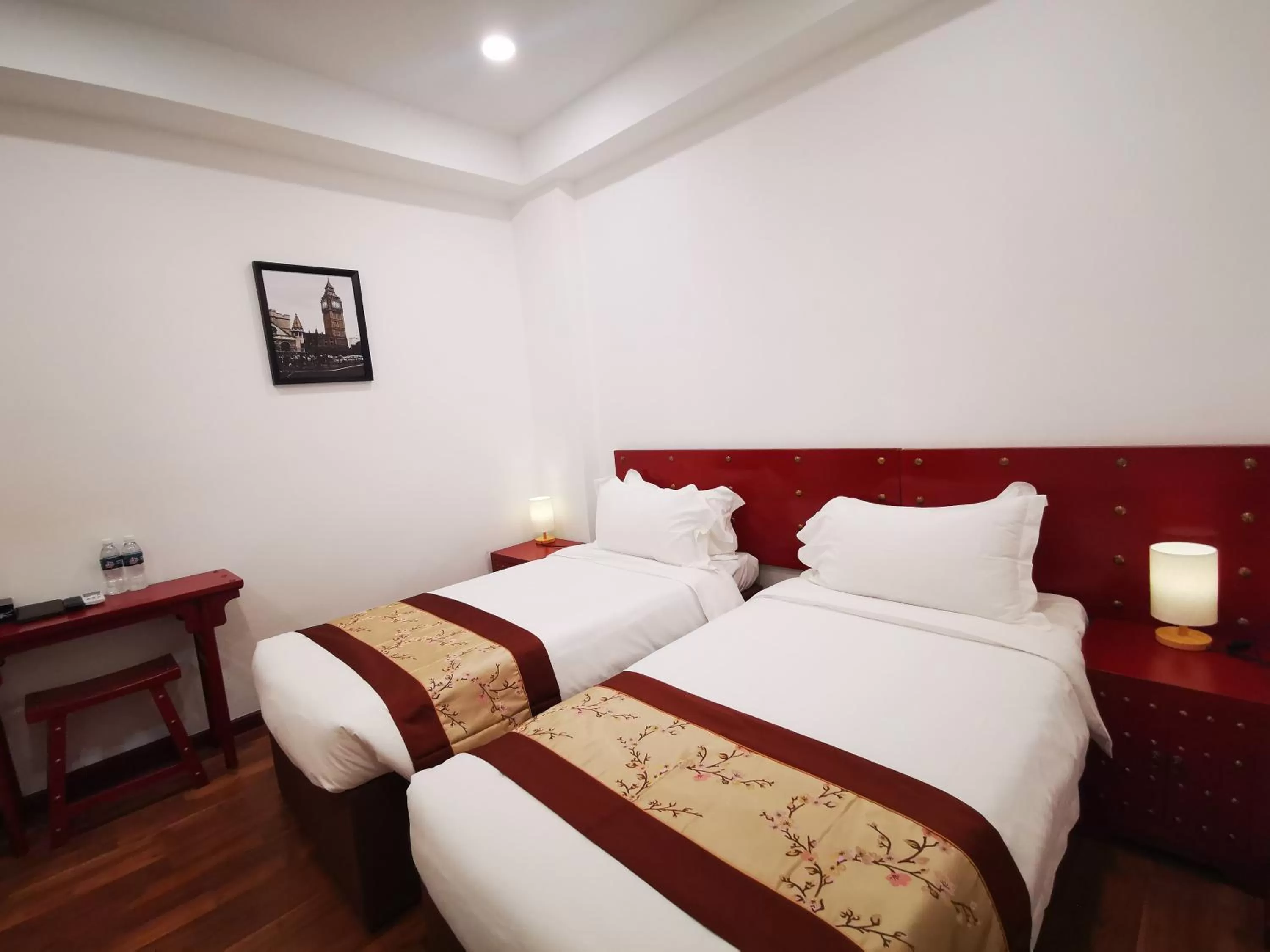 Standard Twin Room Windowless in Mclane Boutique Hotel