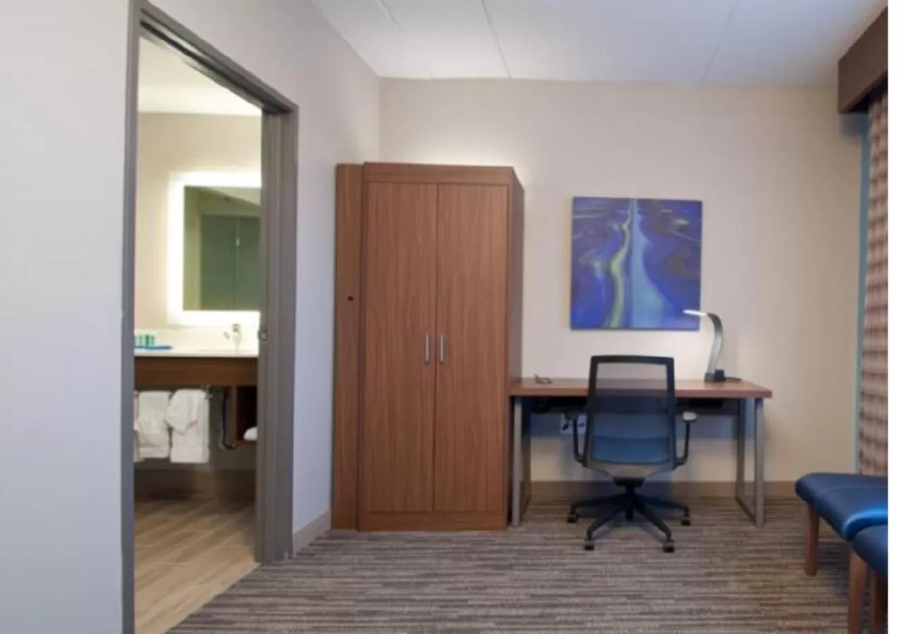 King Suite with Hearing Accessible Tub - Non-Smoking in Holiday Inn Express Quantico - Stafford by IHG
