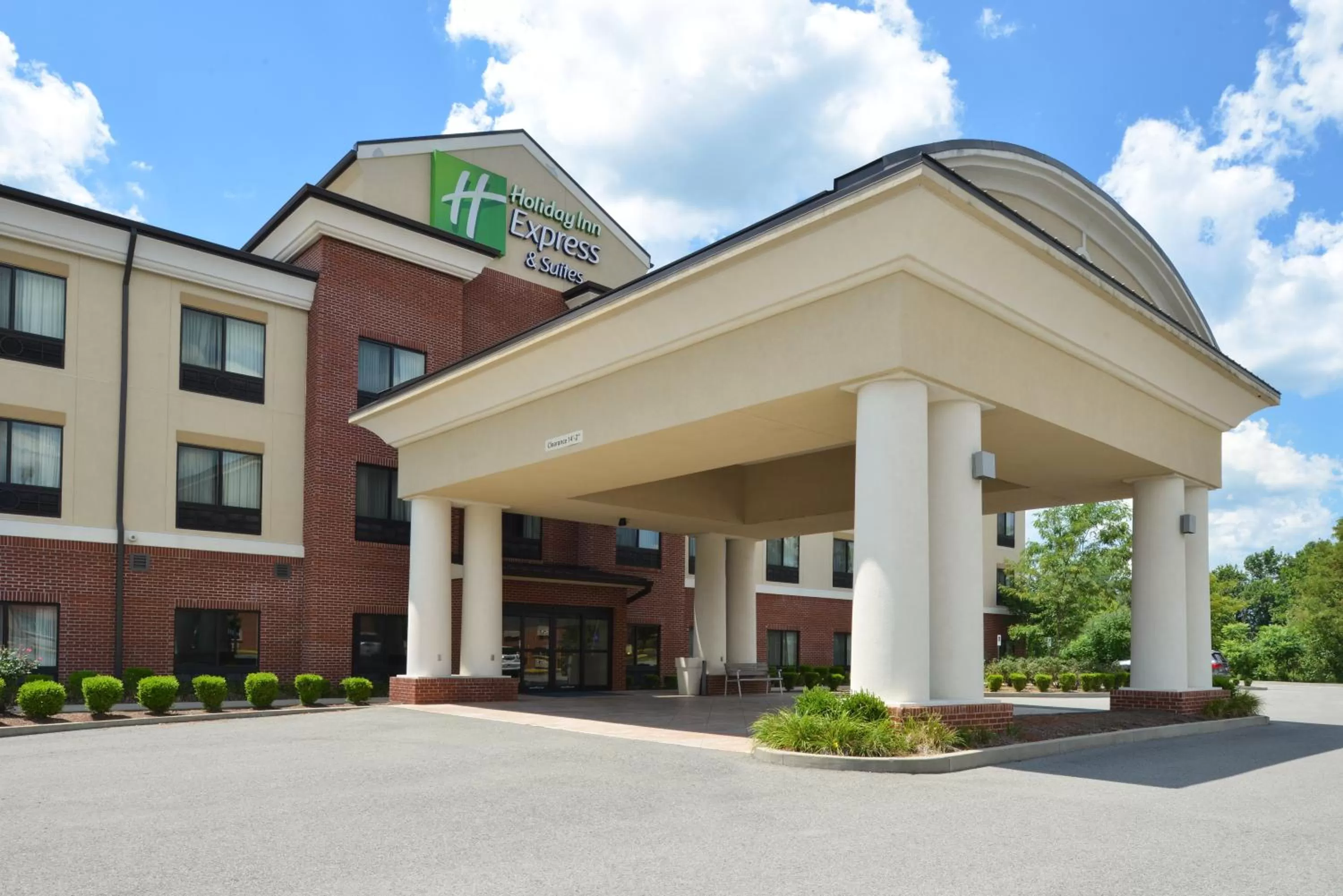 Holiday Inn Express & Suites Fairmont by IHG