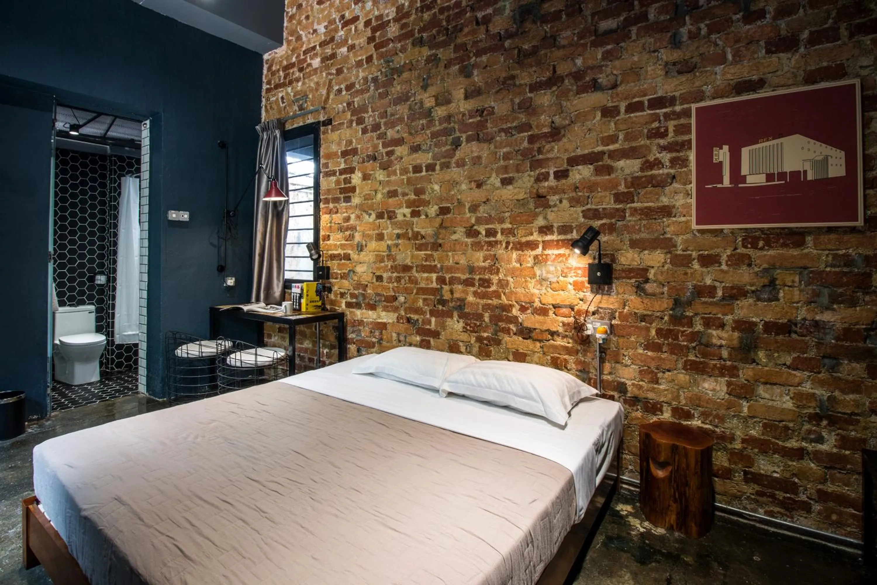 Deluxe King Room in The Brownstone Hostel & Space