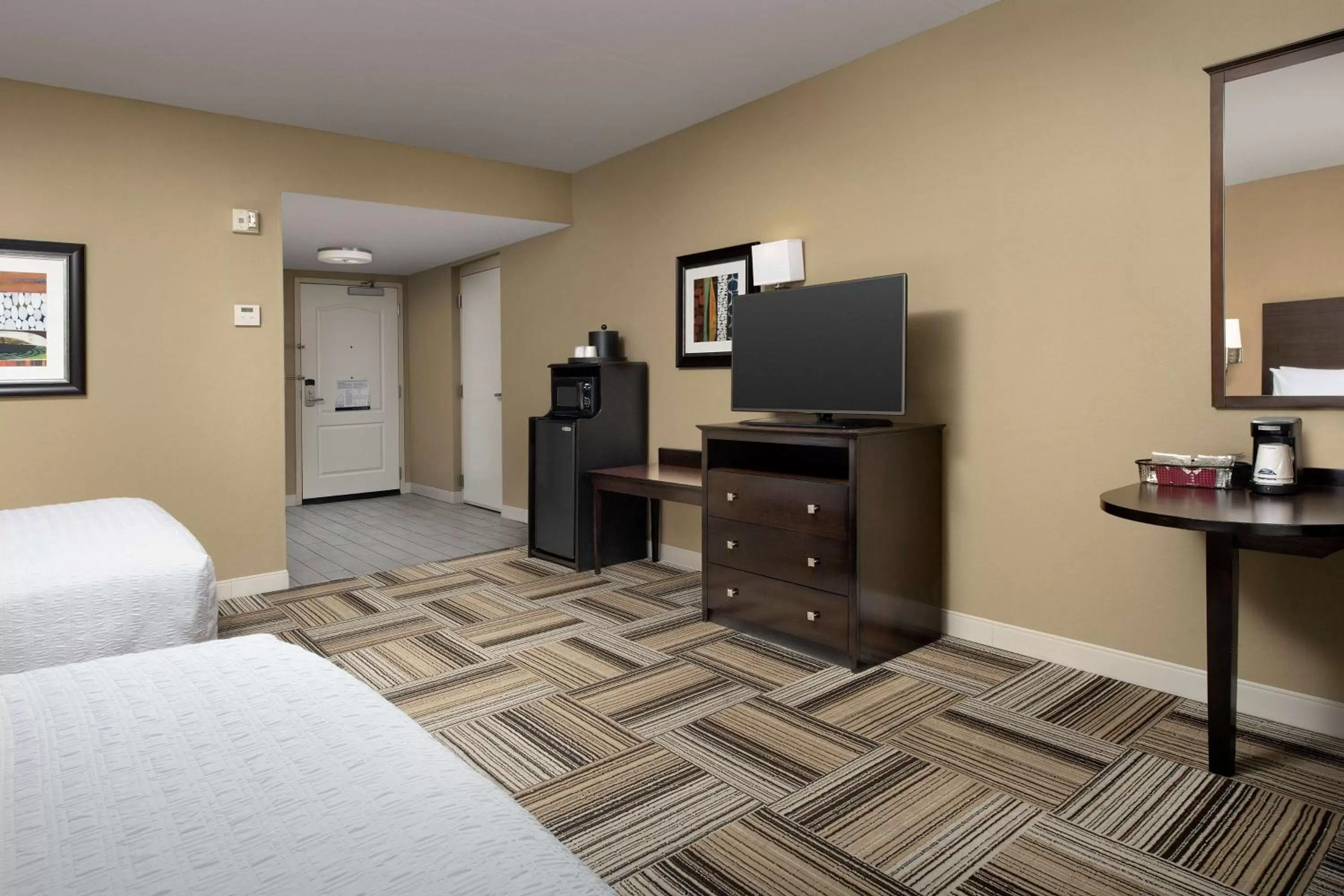 Queen Room with Two Queen Beds - Mobility and Hearing Access/Non-Smoking in Hampton Inn Knoxville-East