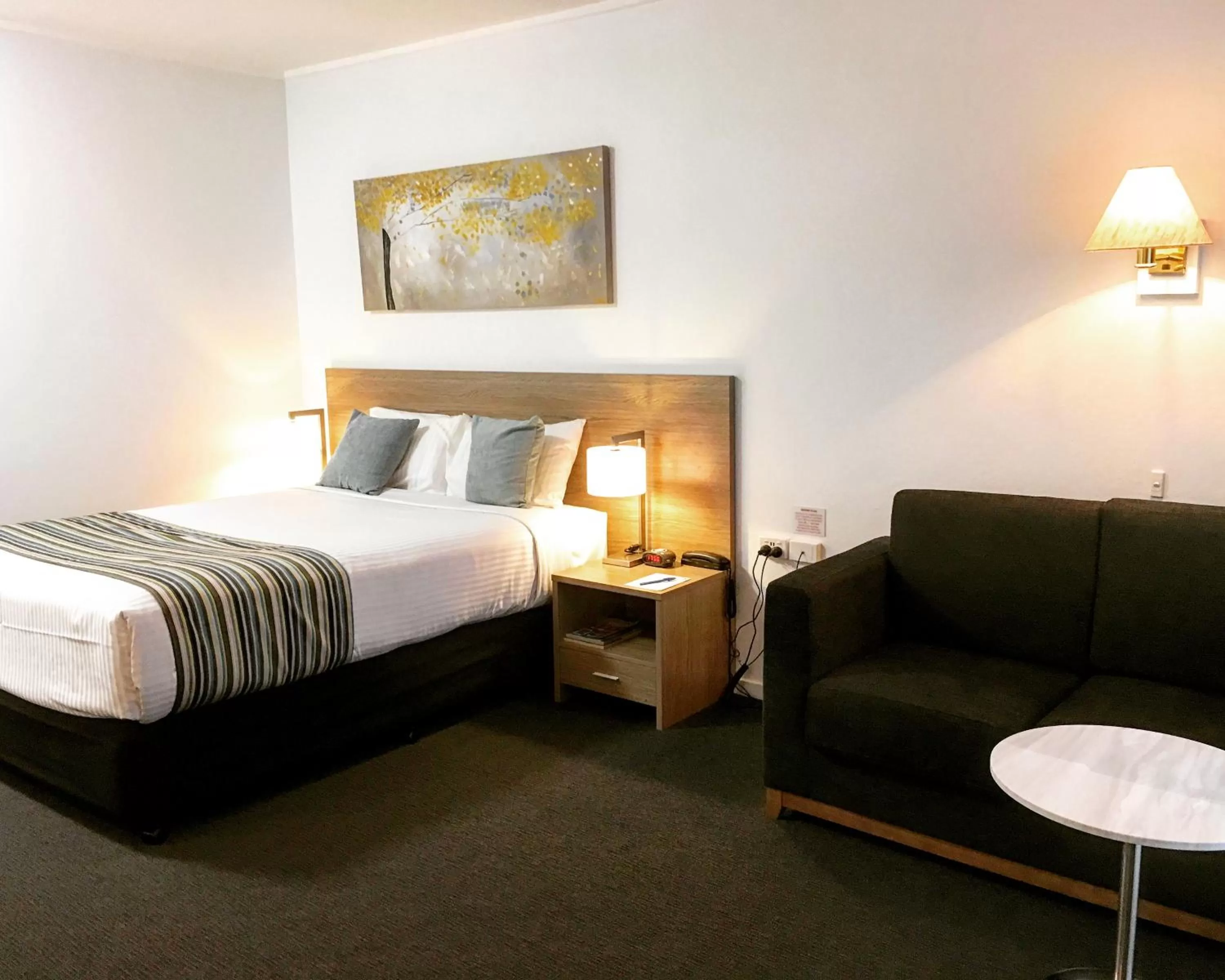 Executive Queen Room in Mid City Motor Inn Singleton