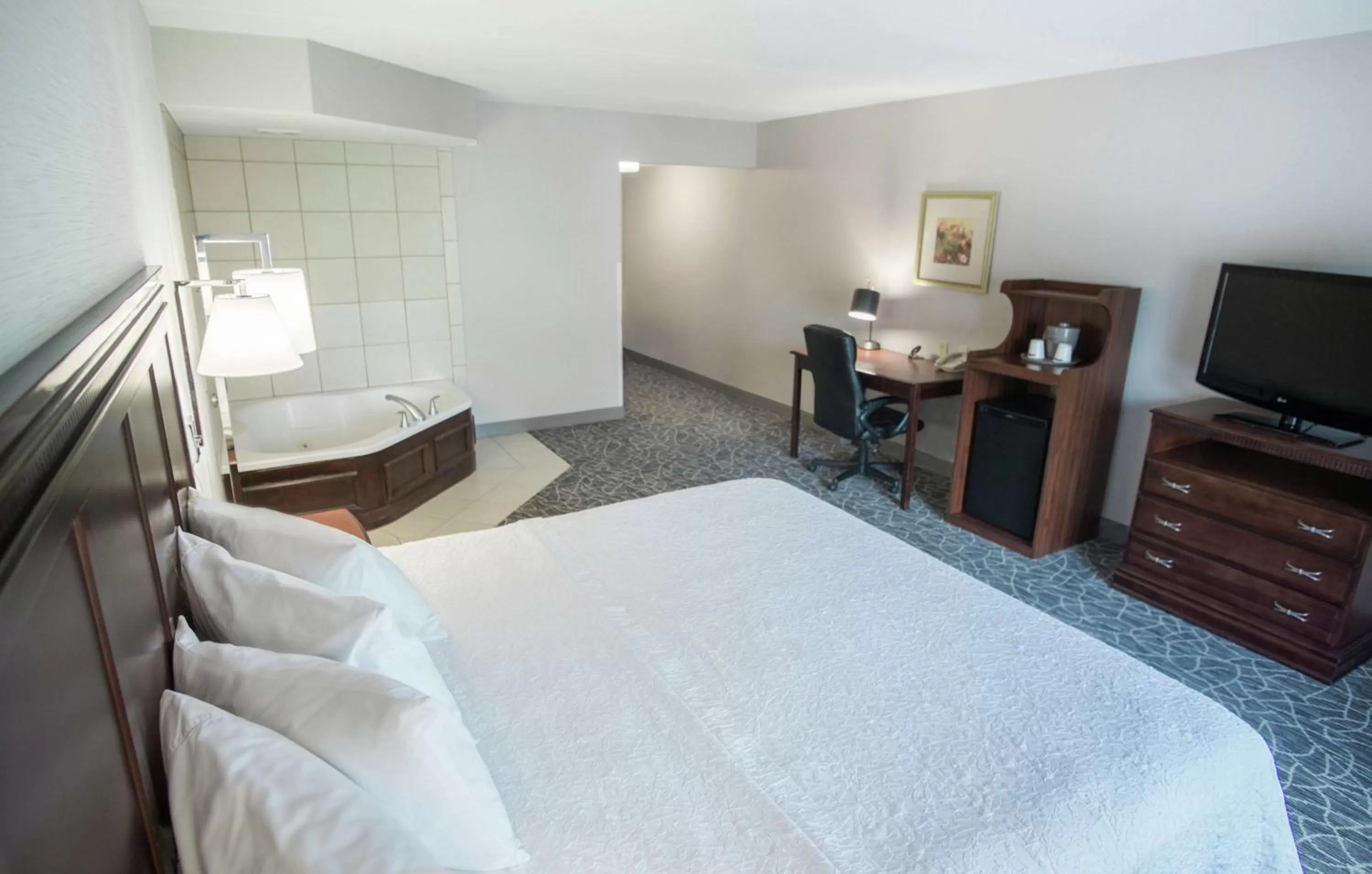 King Room with Whirlpool - Non-Smoking in Hampton Inn & Suites Berkshires-Lenox
