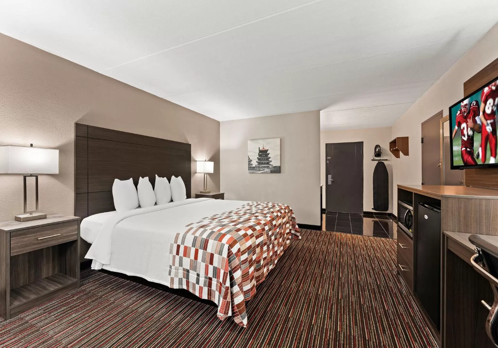 Superior King Room Non-Smoking in Red Roof Inn Reading