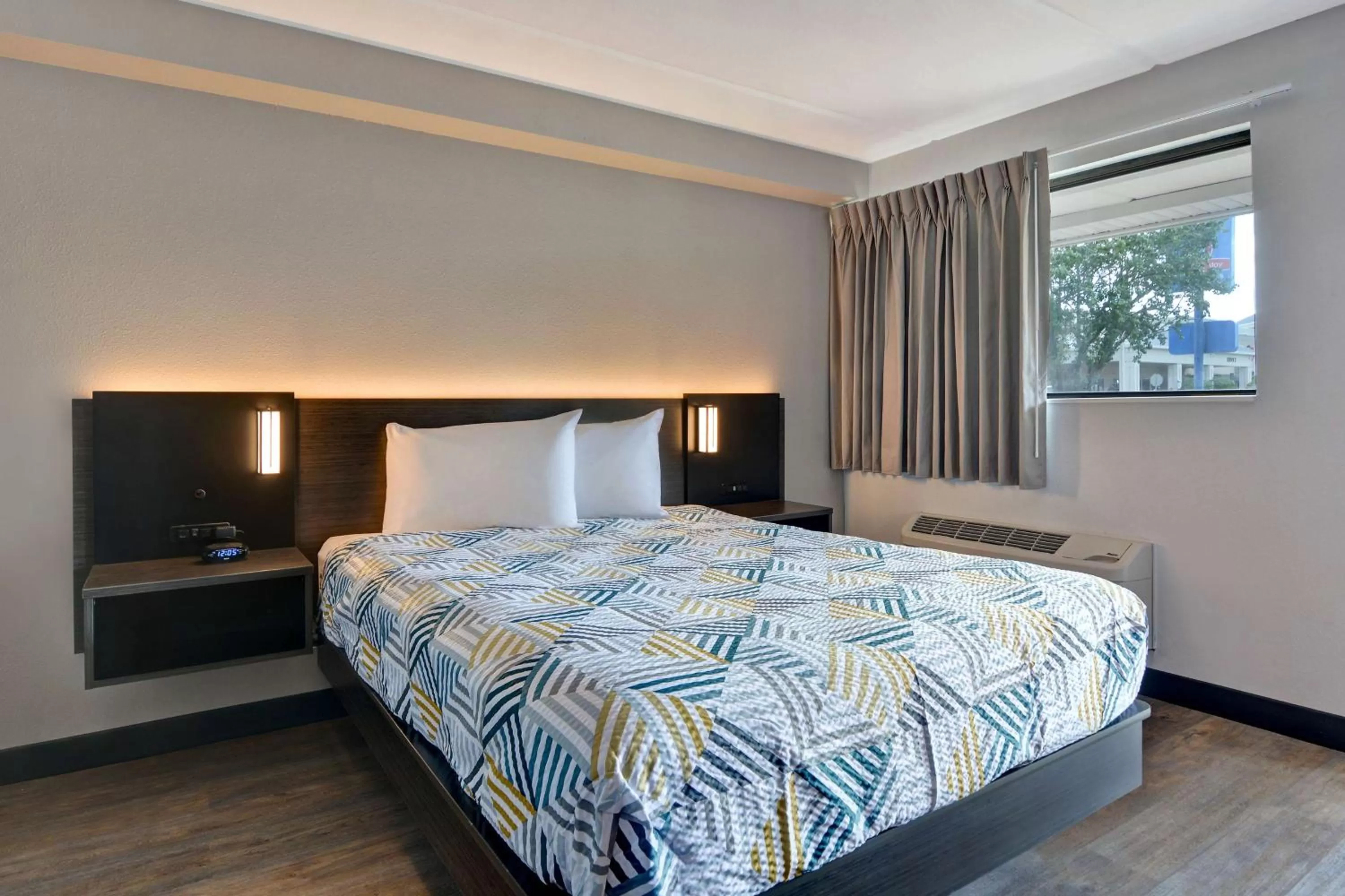 King Room with Roll-in Shower - Disability Access - Non-Smoking in Studio 6-Jacksonville, FL - Baymeadows