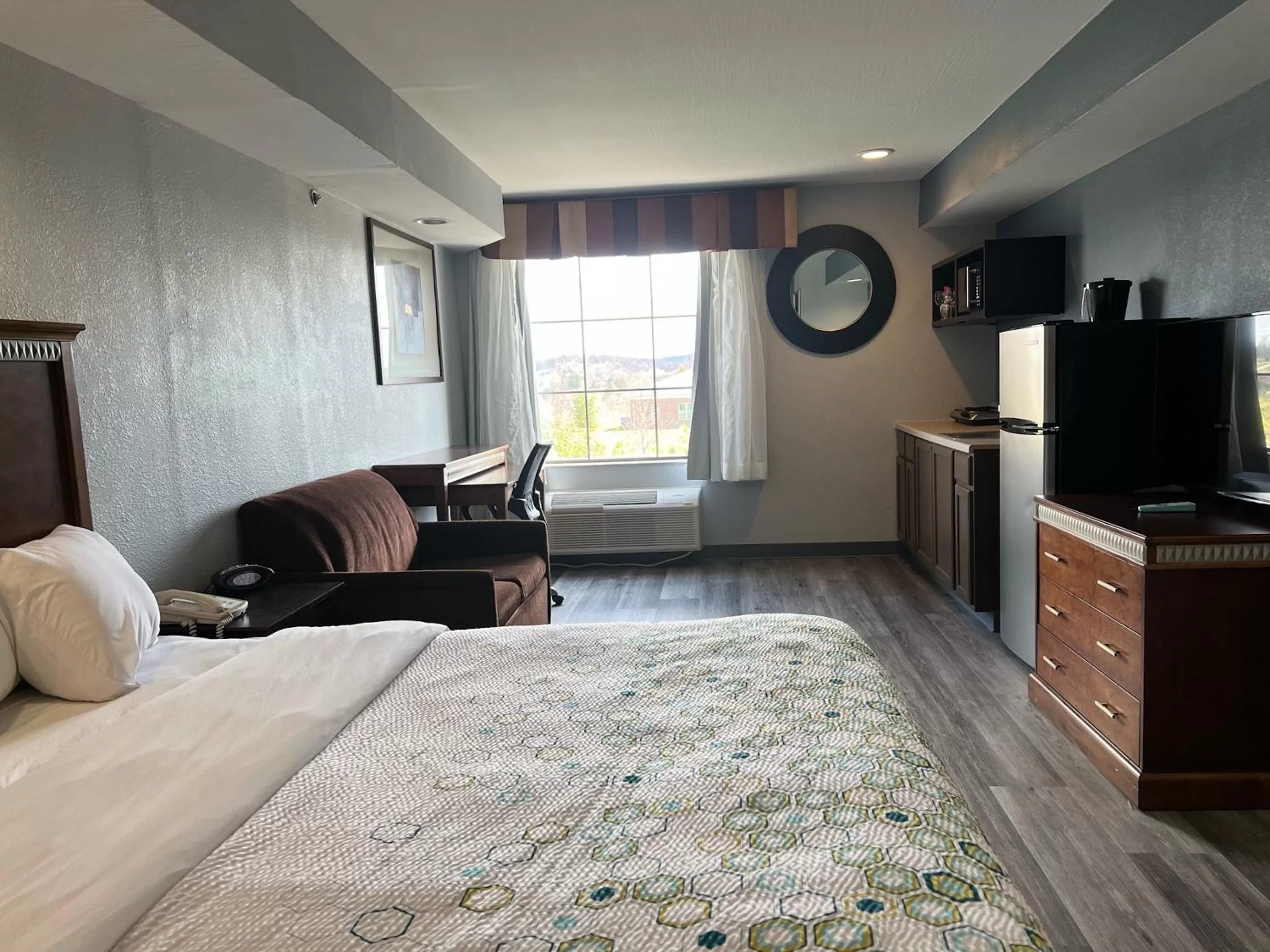 Suite King Room with Kitchenette Non-Smoking in HomeTowne Studios & Suites by Red Roof Washington