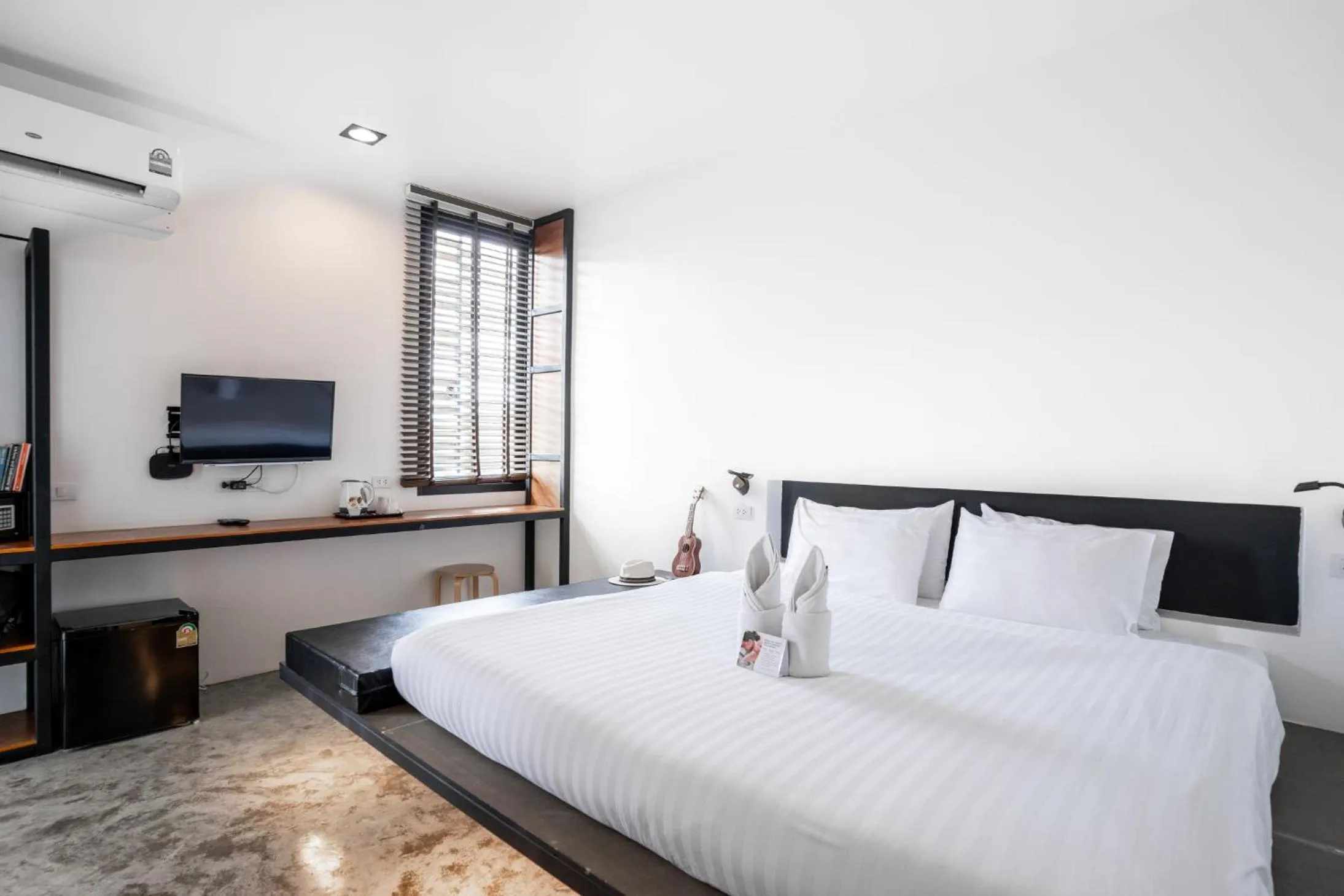 Deluxe King Room in Book a Bed Poshtel - SHA Plus