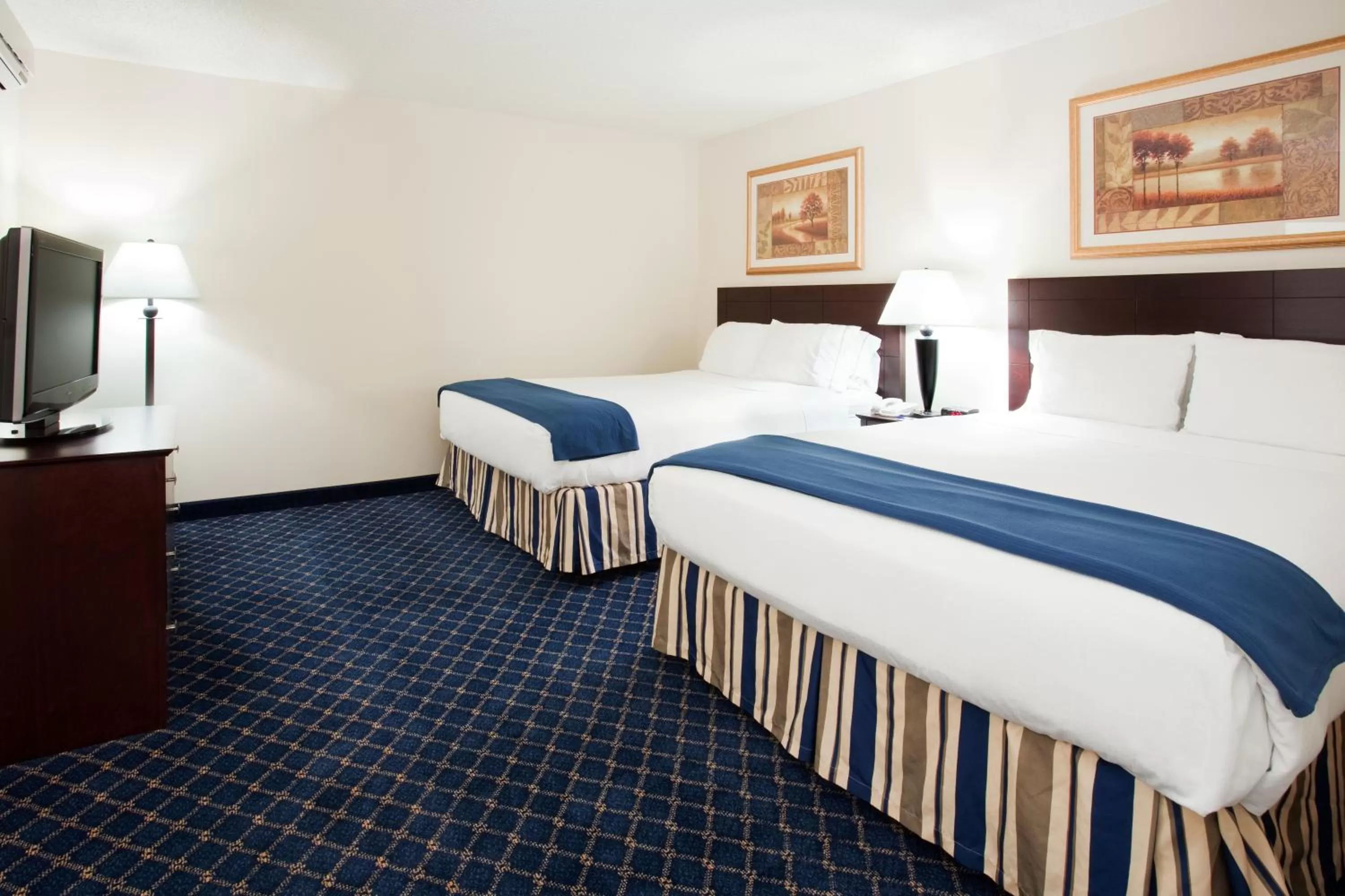 Standard Room with Two Queen Beds in Holiday Inn Express Hotel & Suites Torrington by IHG