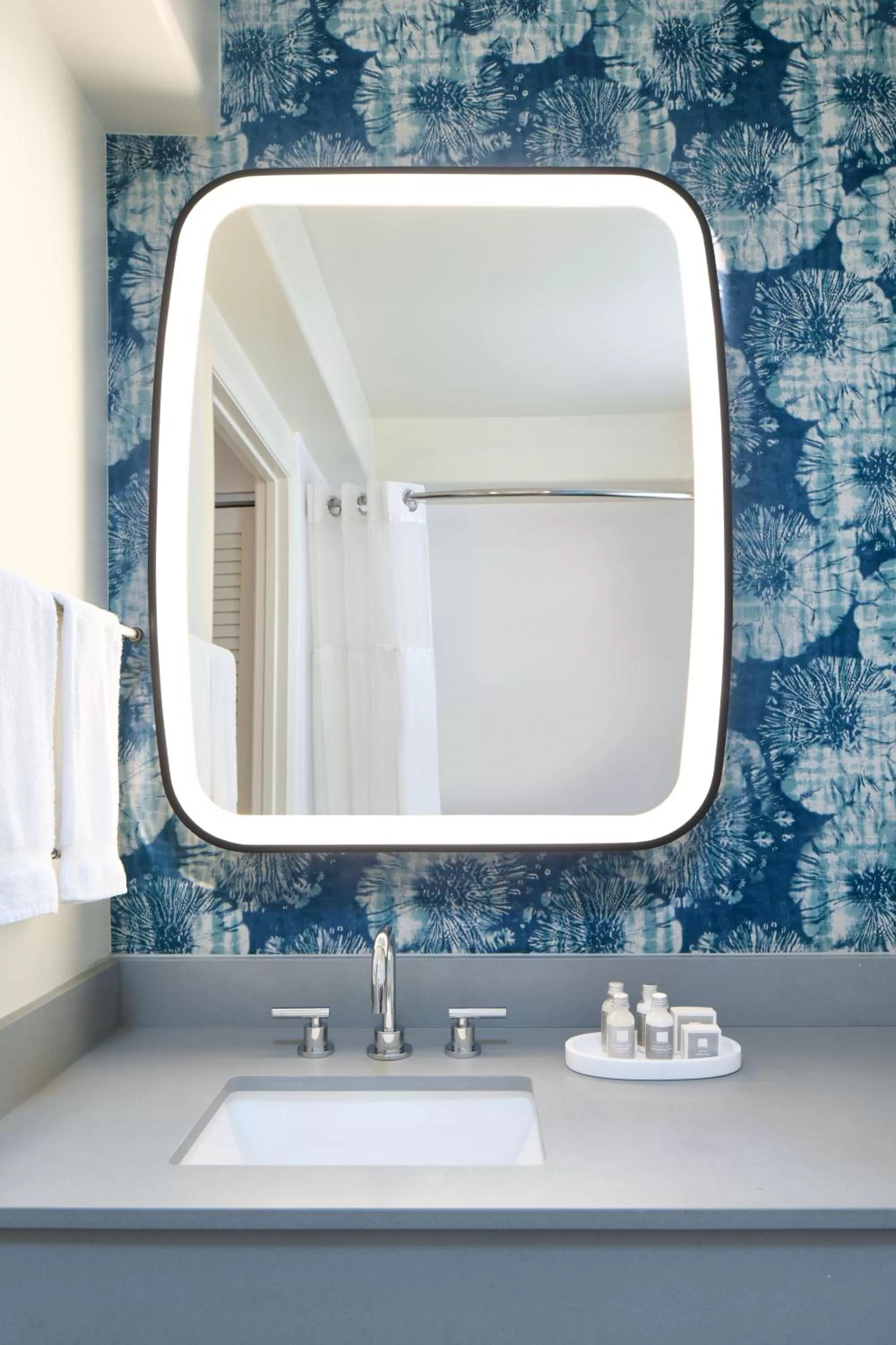 High Floor City View King in Waikiki Malia