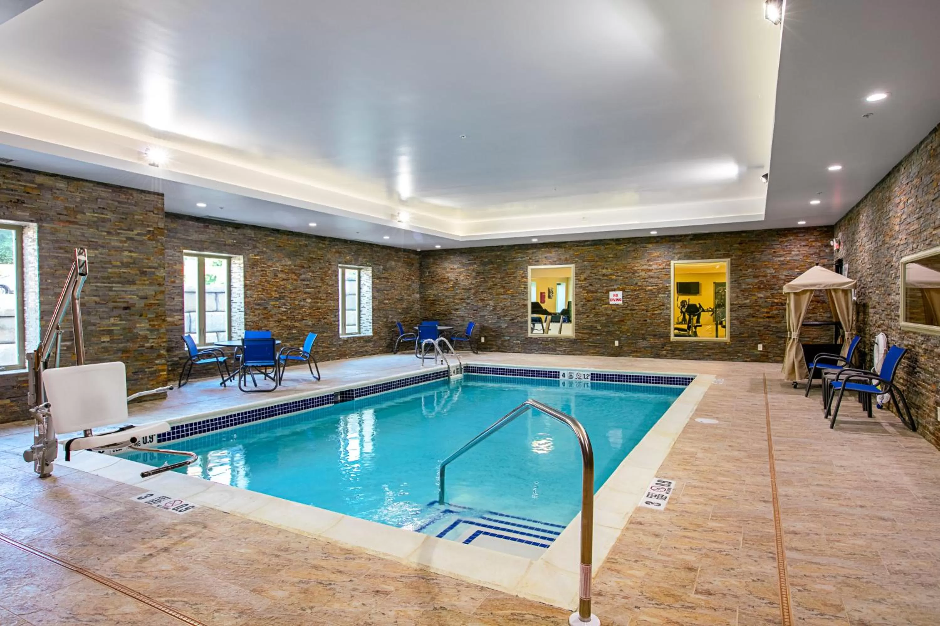 Swimming pool in Comfort Suites Fishkill near Interstate 84