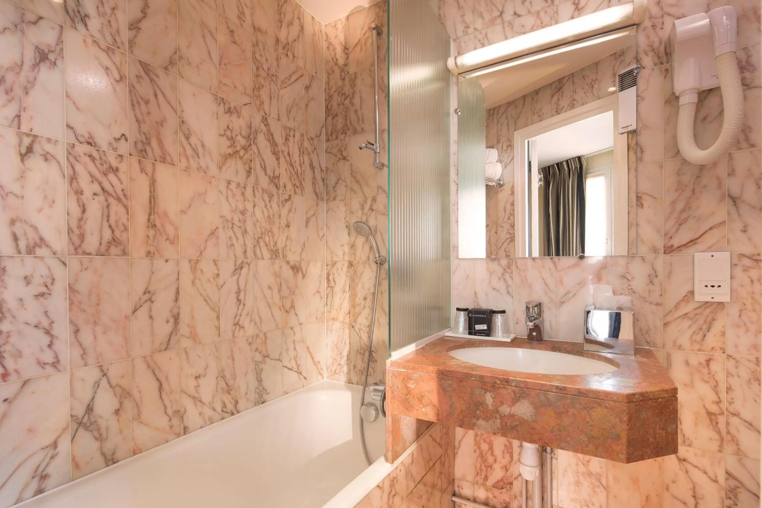 Twin Room in Hôtel Albert 1er Paris Lafayette