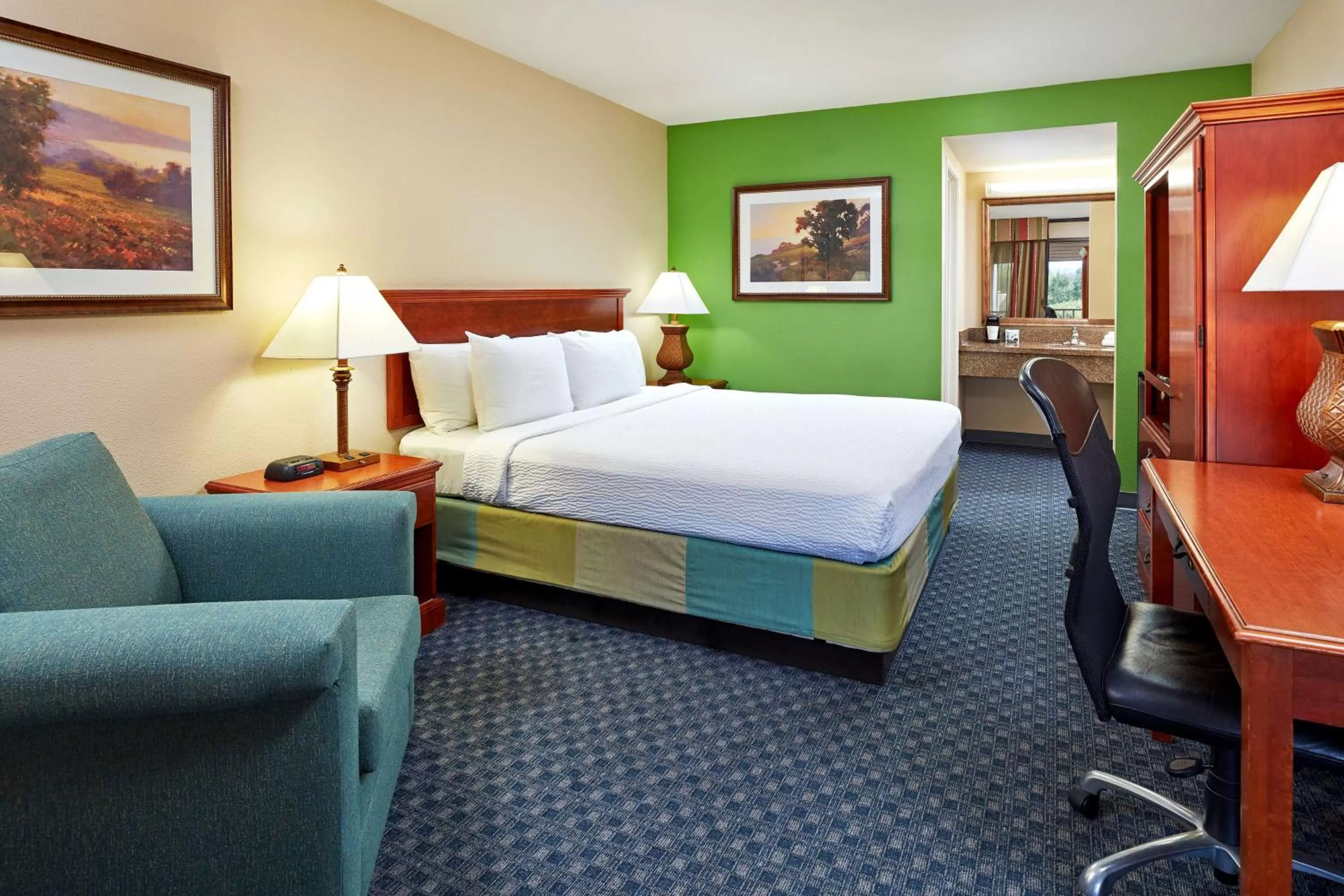 Queen Room - Disability Access in La Quinta by Wyndham Thousand Oaks-Newbury Park