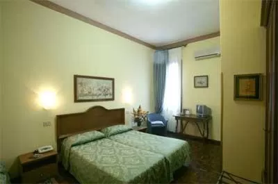 Double or Twin Room with Private External Bathroom in Hotel Florida