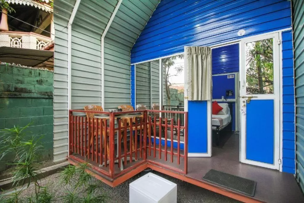 Standard Single Room with Complimentary Airport Pick-up & Drop - single occupancy in Airport A4 Transit Hub - Eco Chalets - FREE SHUTTLE SERVICE 24HRS