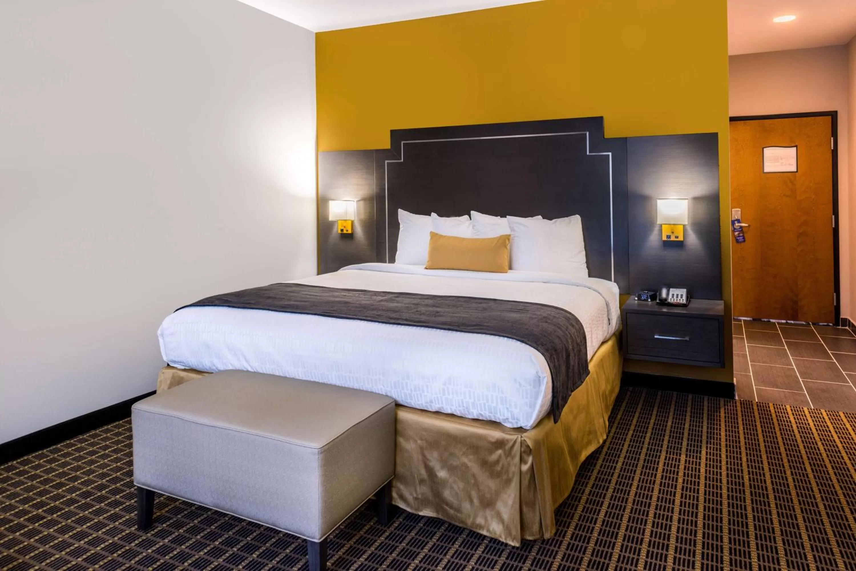 King Suite with Bath Tub - Disability Access in Best Western Plus Regency Park