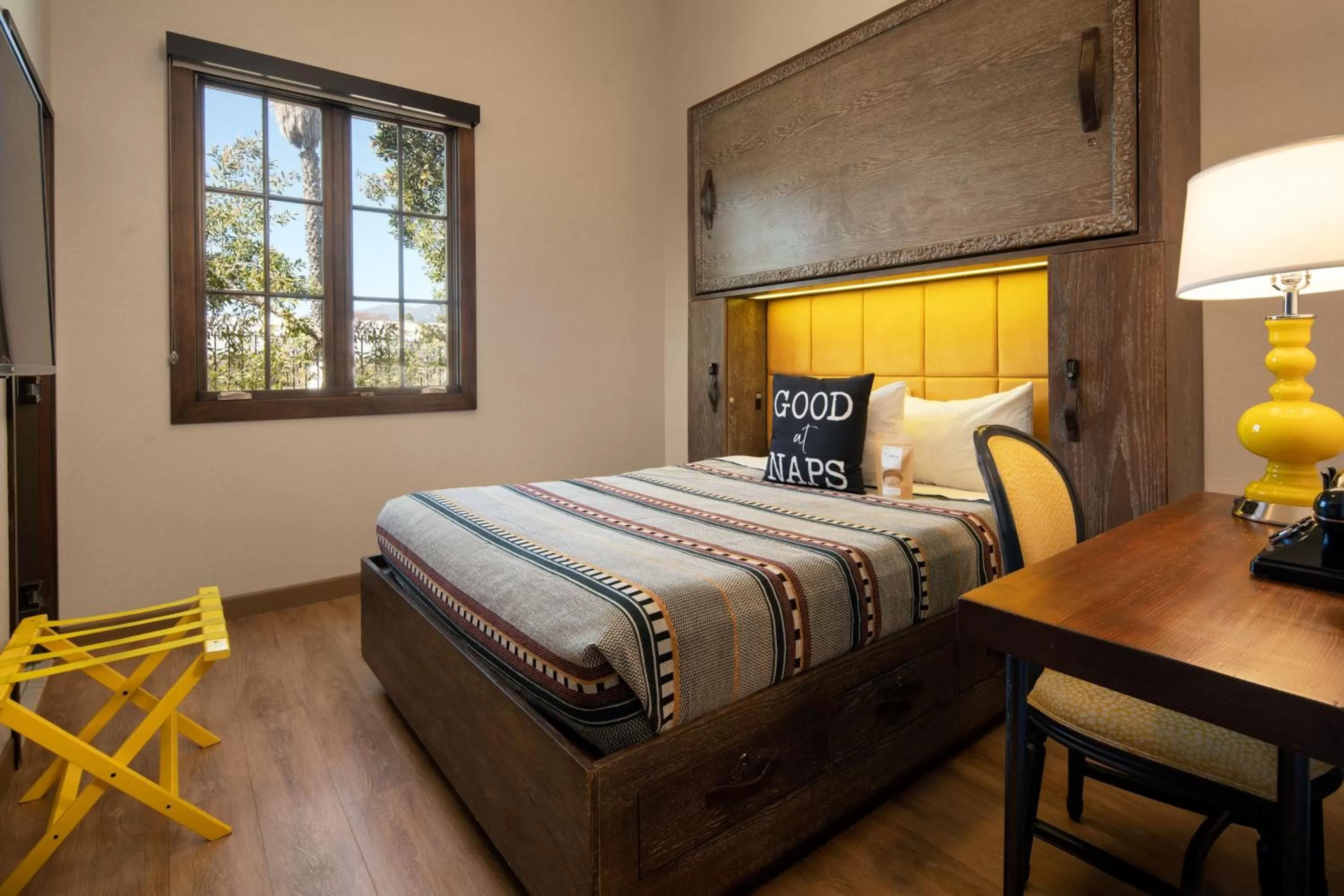 PETITE QUEEN - 135 SQF, Guest room, Poolside, Pool in The Waterman