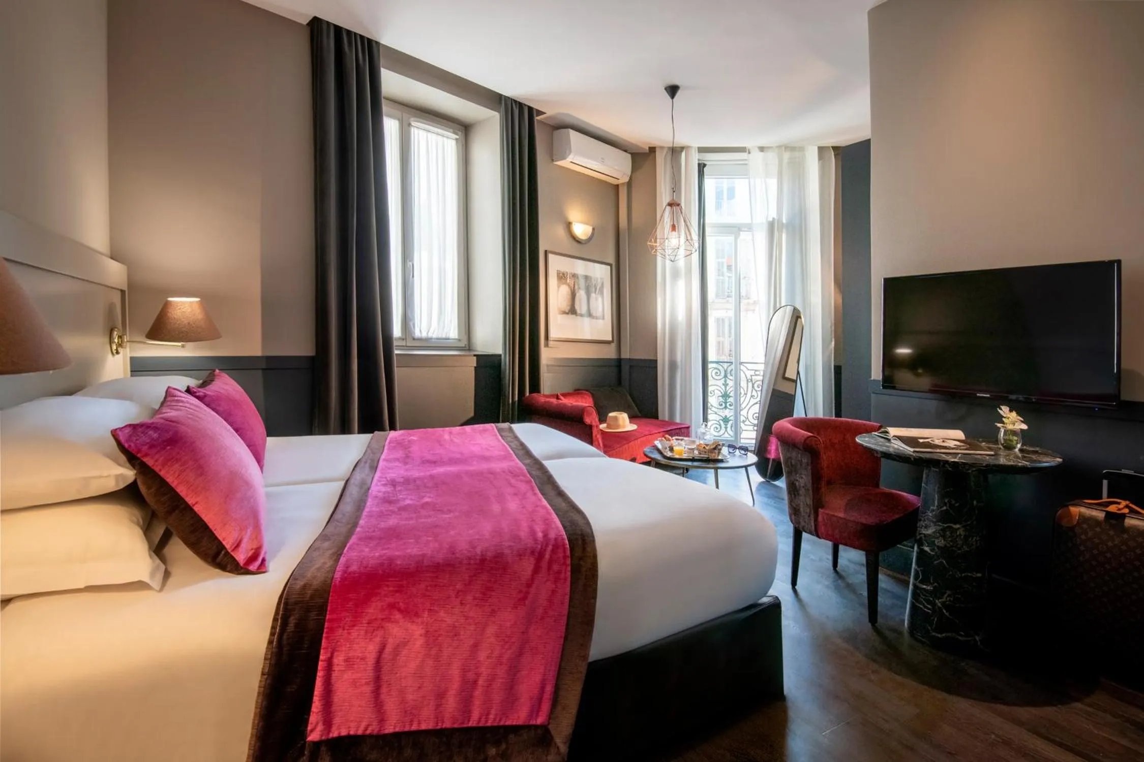 Junior Twin Suite in Best Western Plus Nice Cosy Hotel